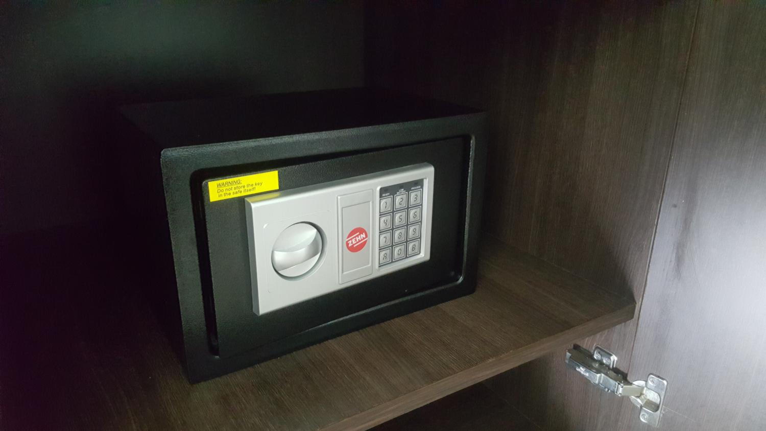 Deluxe Room with Balcony - Photo 8