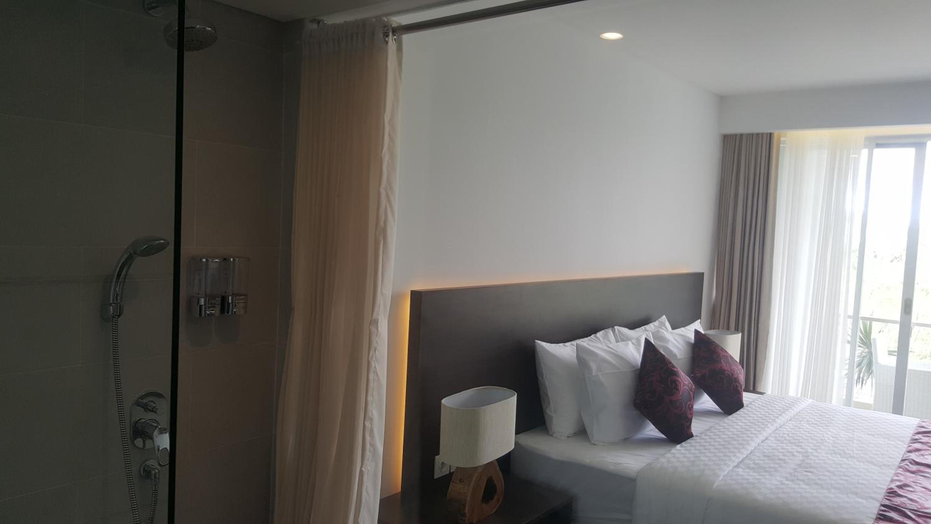 Deluxe Room with Balcony - Photo 10