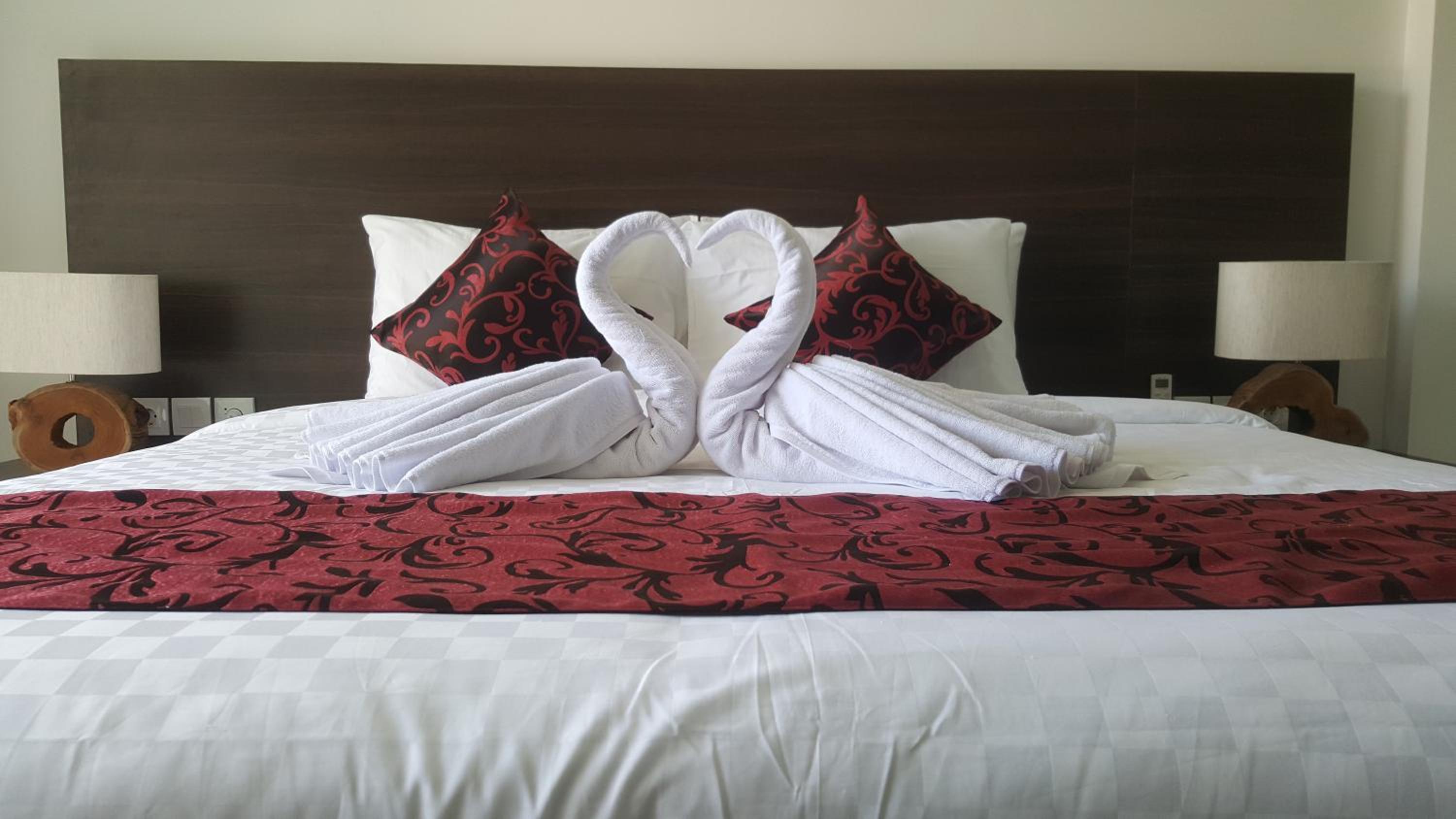 Deluxe Room with Balcony - Photo 11