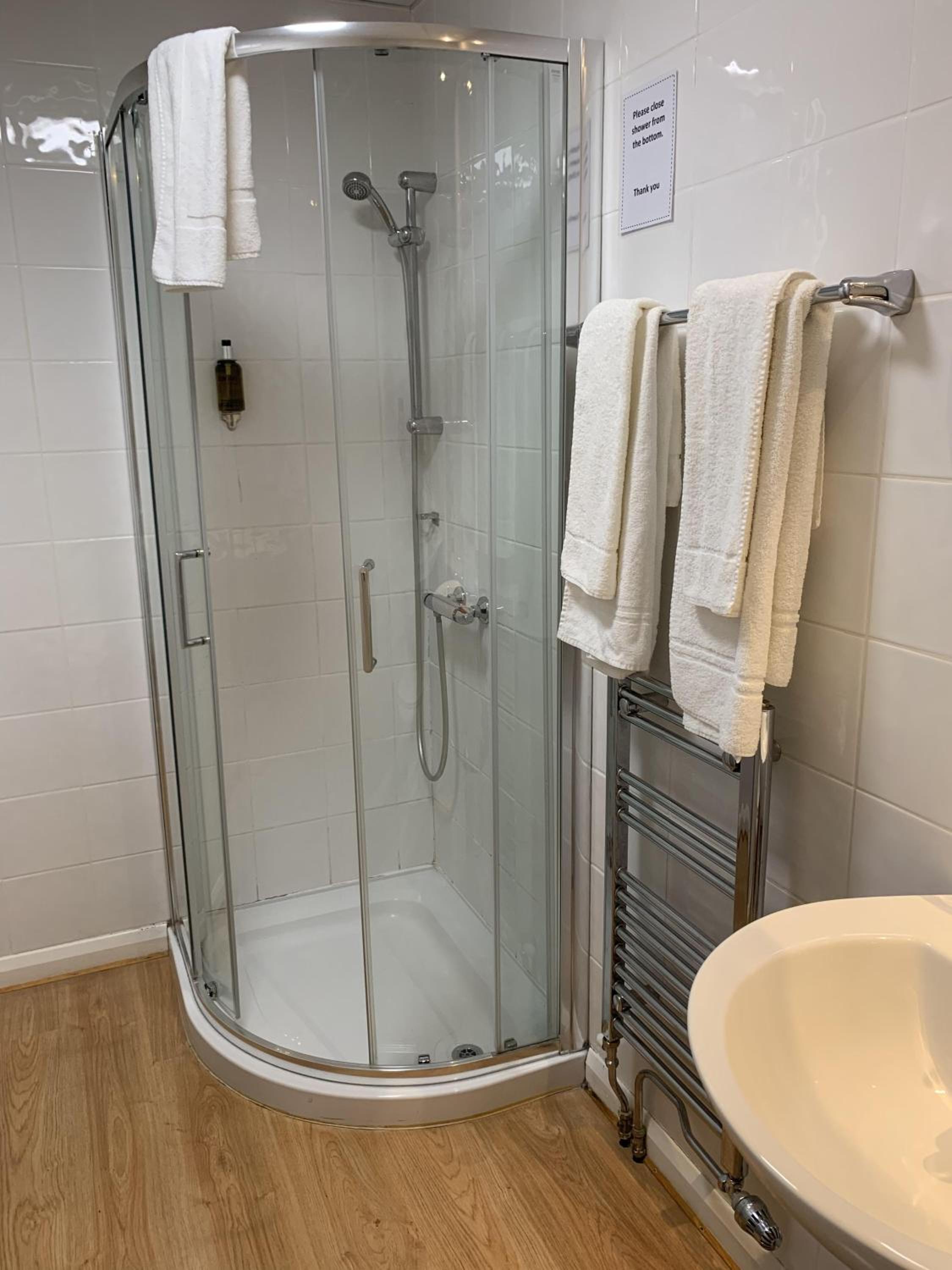 Standard Double Room - Photo 9