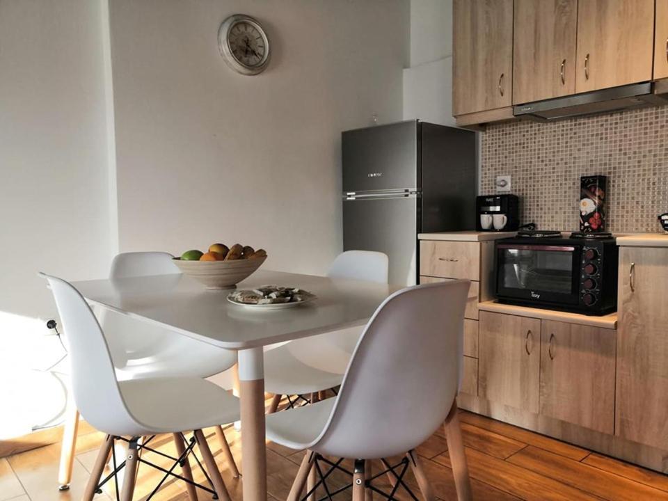 One-Bedroom Apartment - Photo 2