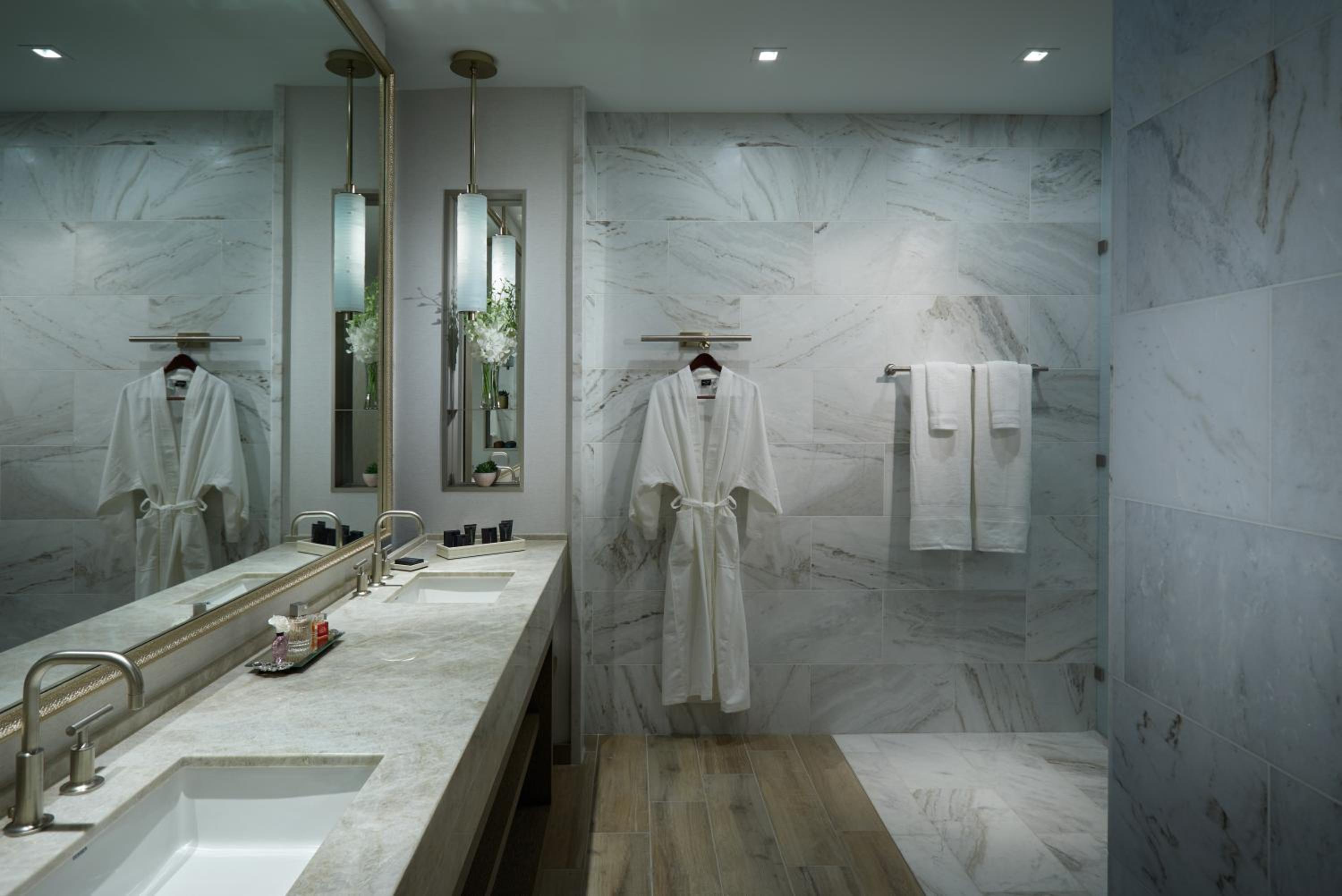Deluxe King Room - Photo 2