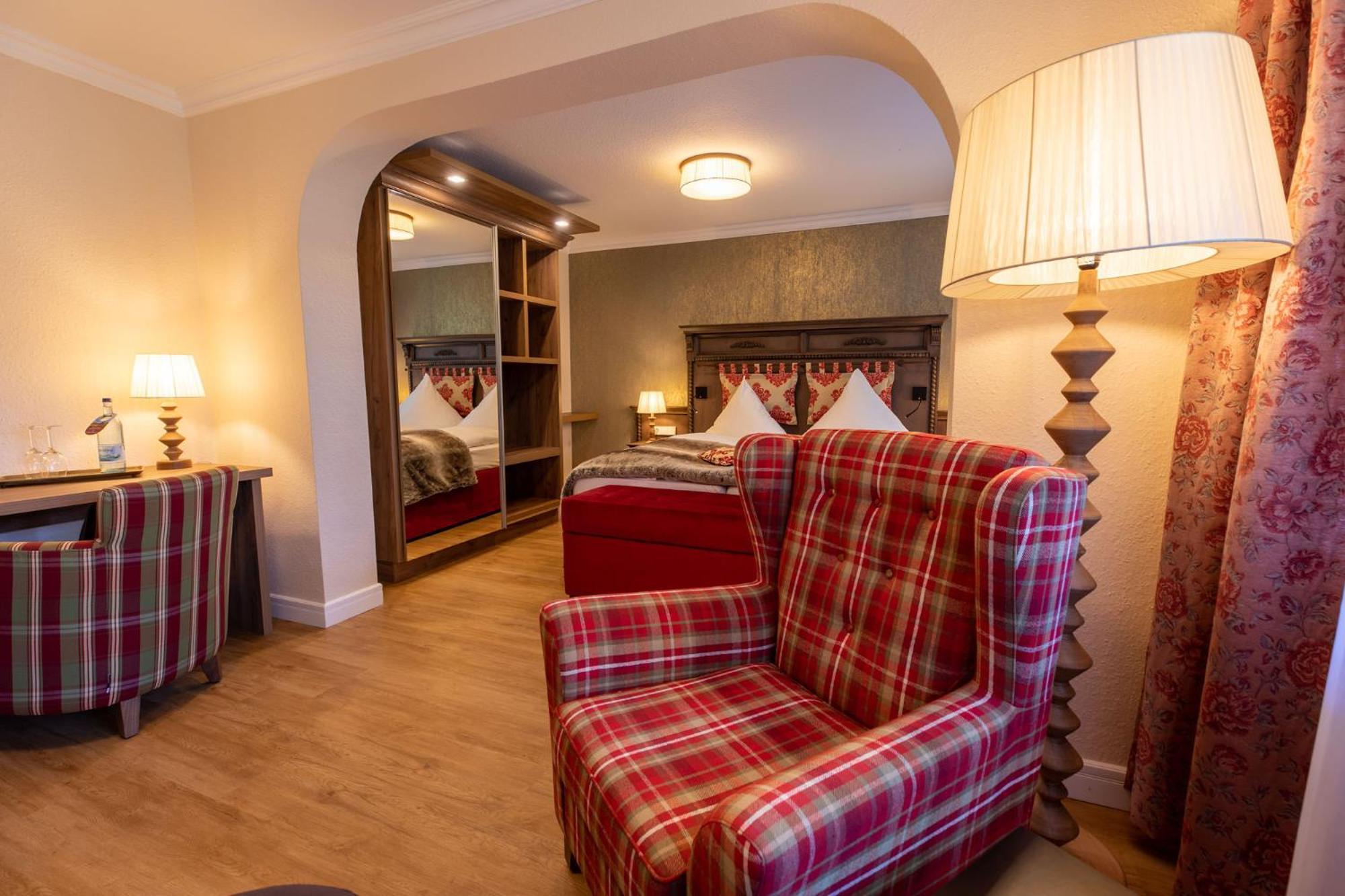 Deluxe Double Room with Balcony - Photo 7