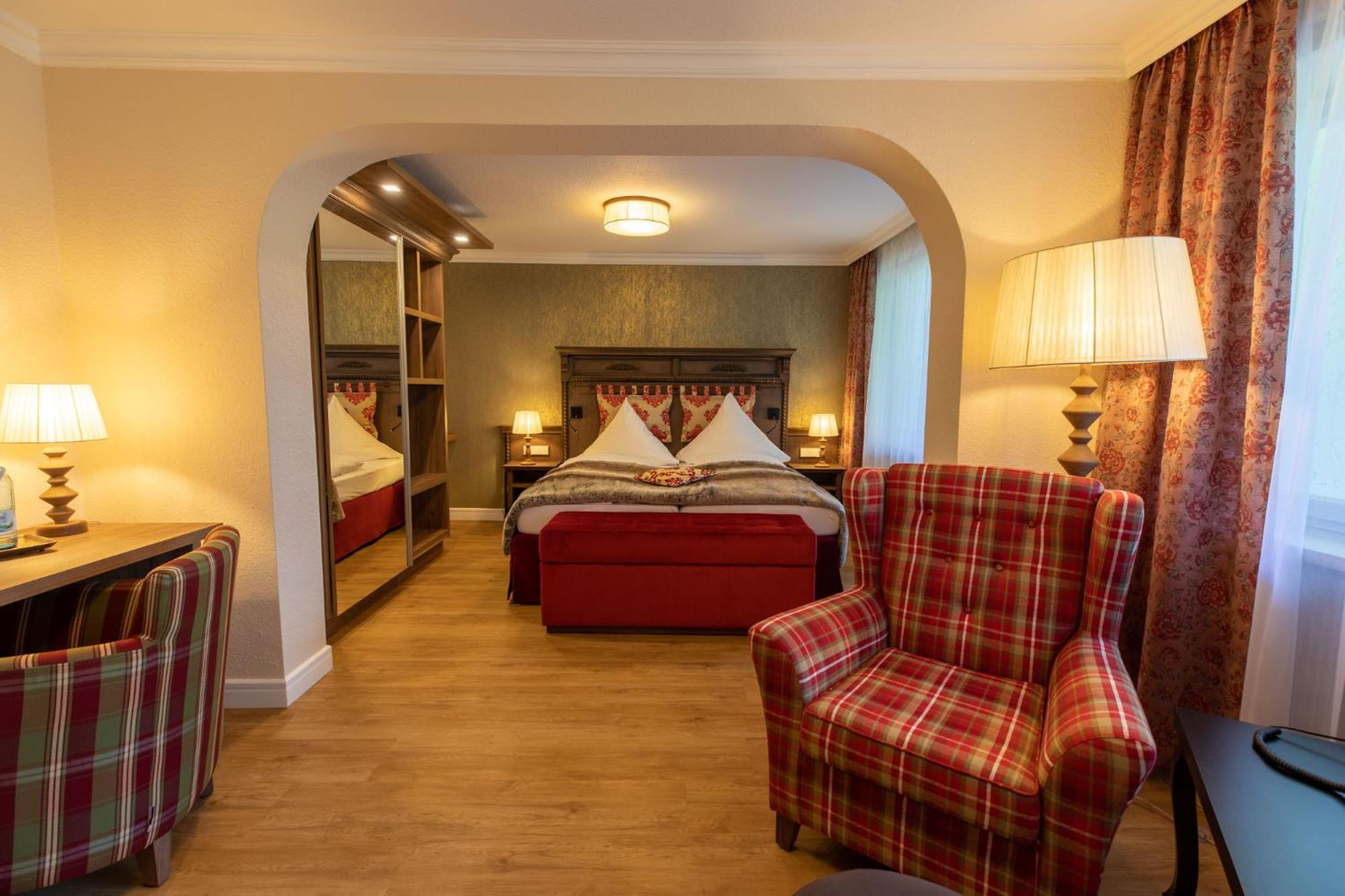 Deluxe Double Room with Balcony - Photo 8