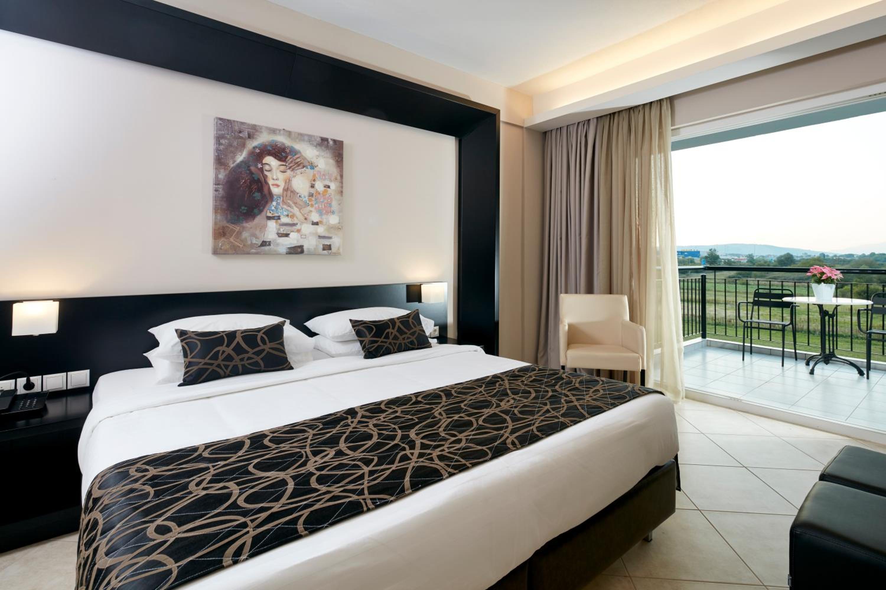 Suite - Photo 1