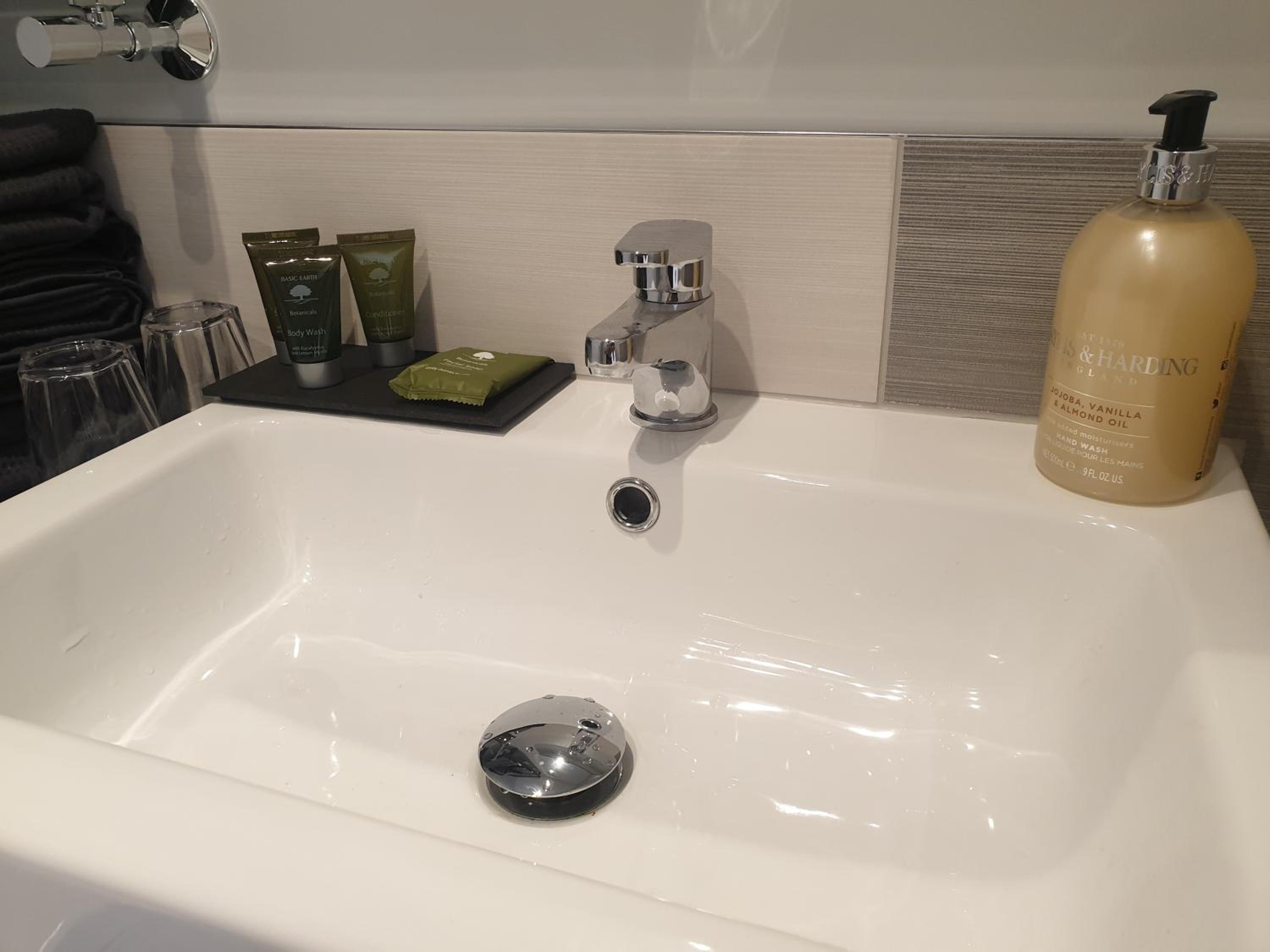 Deluxe King Room - Photo 12