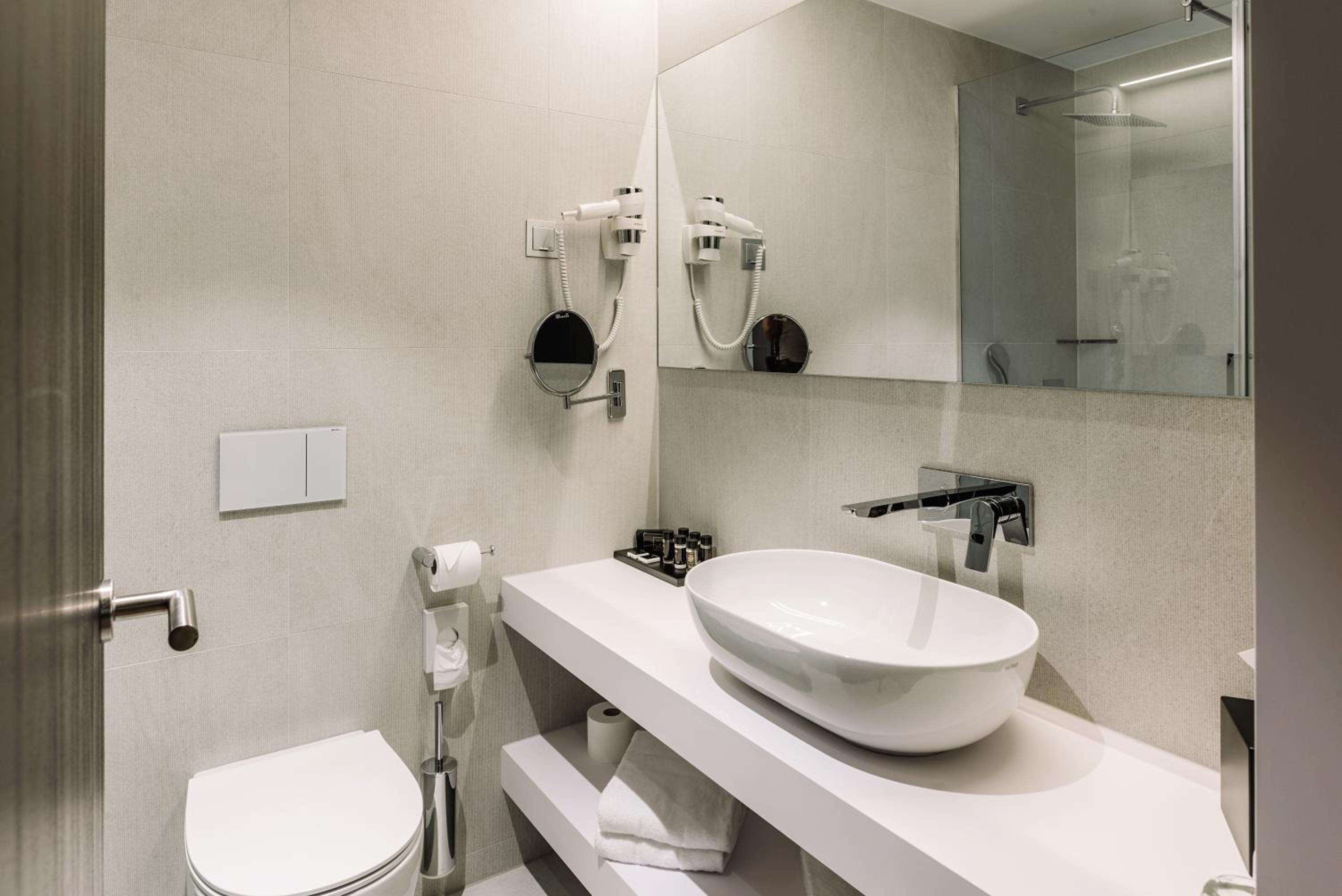 Deluxe Double Room with Parking - Photo 10