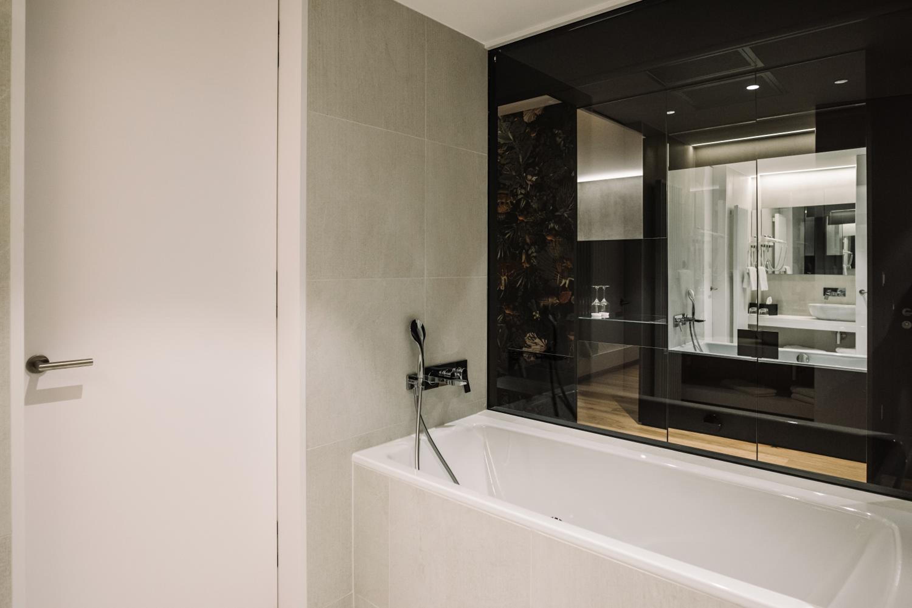 Suite Lux with Parking - Photo 7
