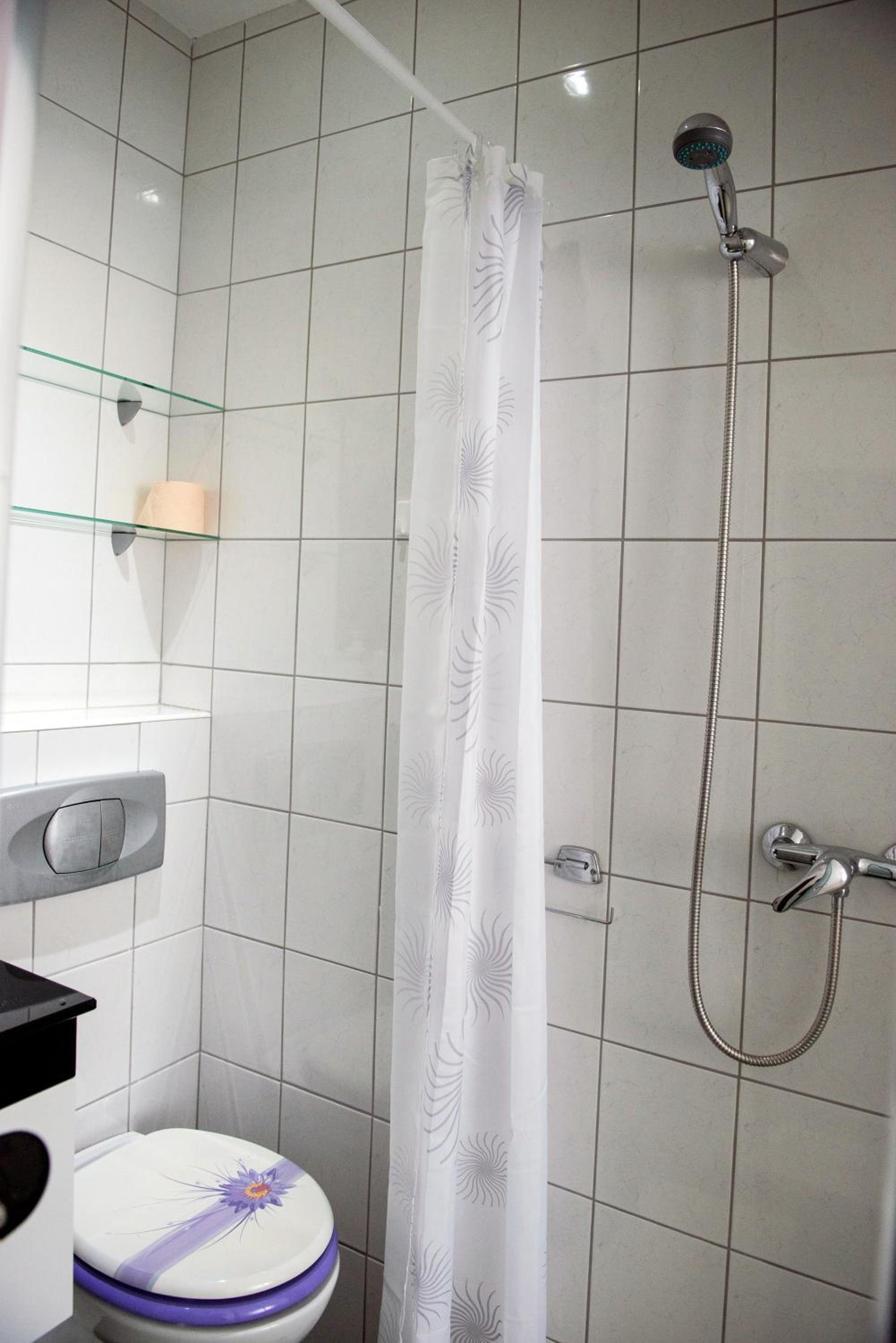 Twin Room with Private Bathroom photo 3
