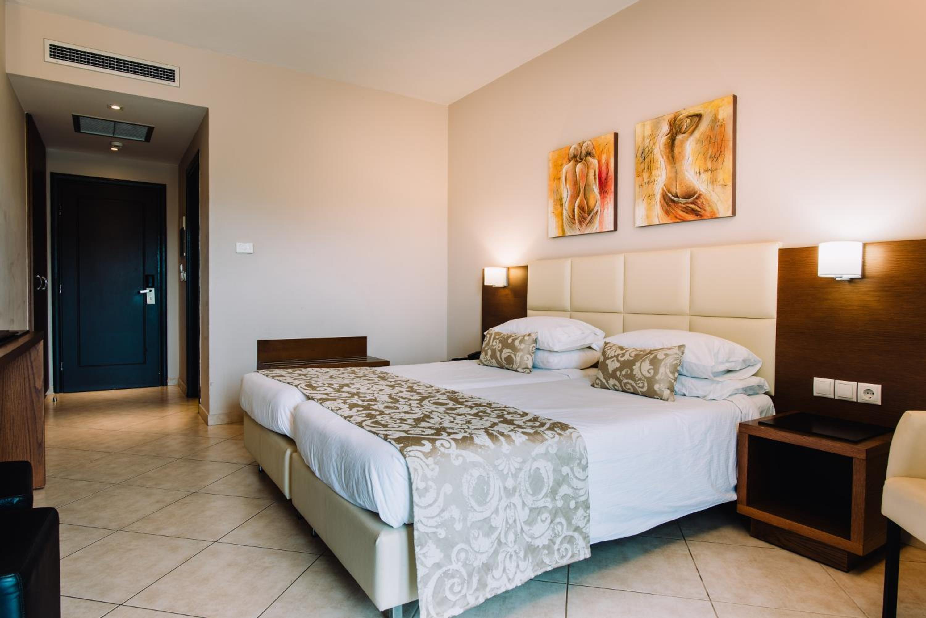Deluxe Double Room - Photo 9