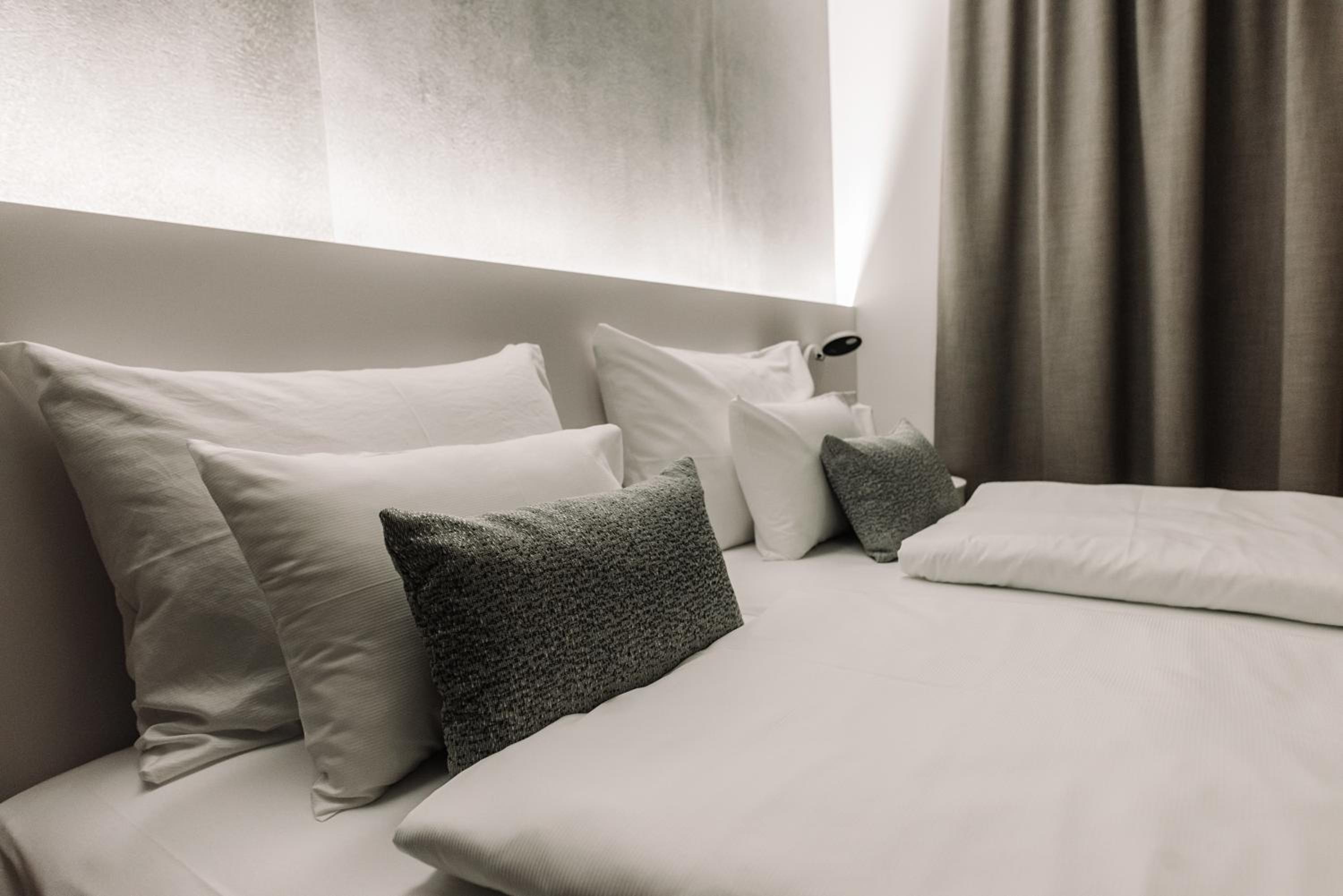 Deluxe Double Room with Parking - Photo 6