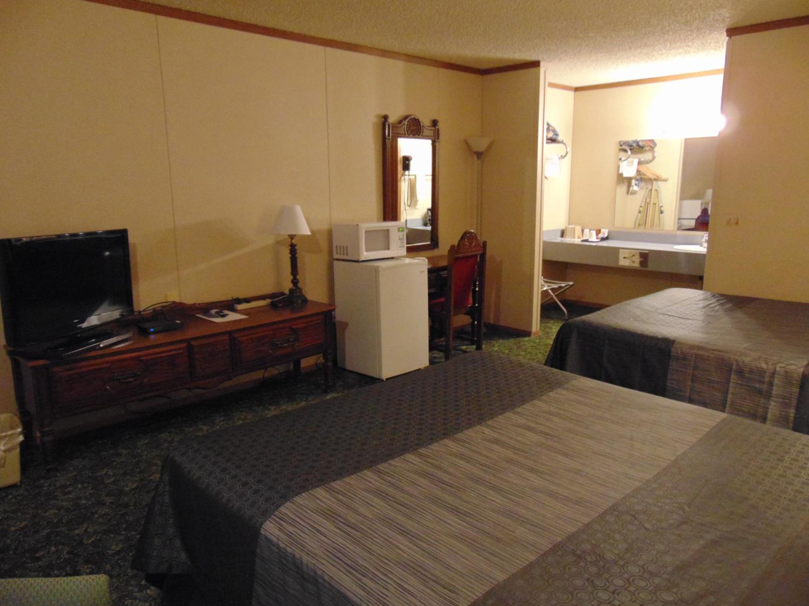 Queen Room with Two Queen Beds photo 3
