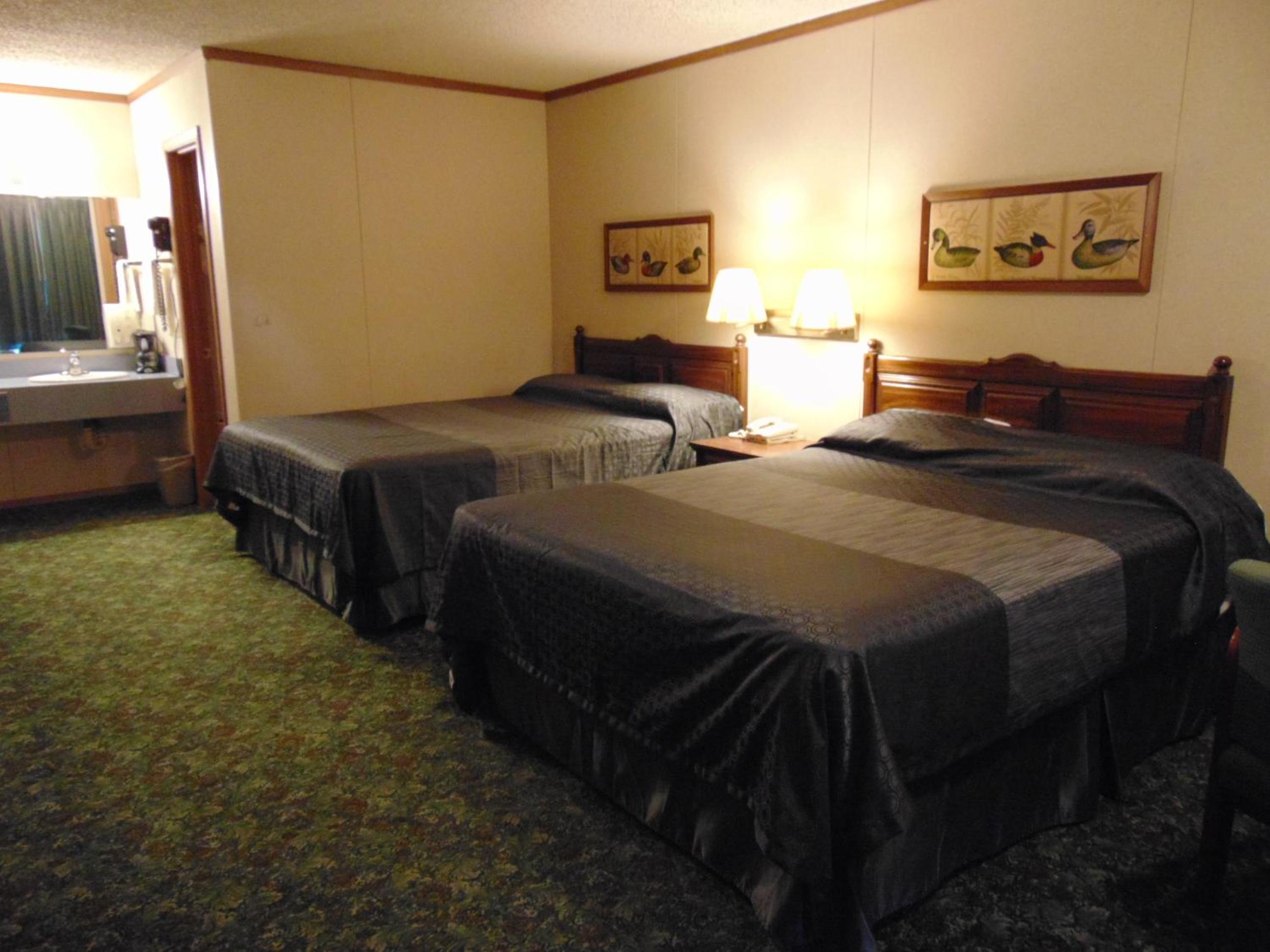 Queen Room with Two Queen Beds photo 2