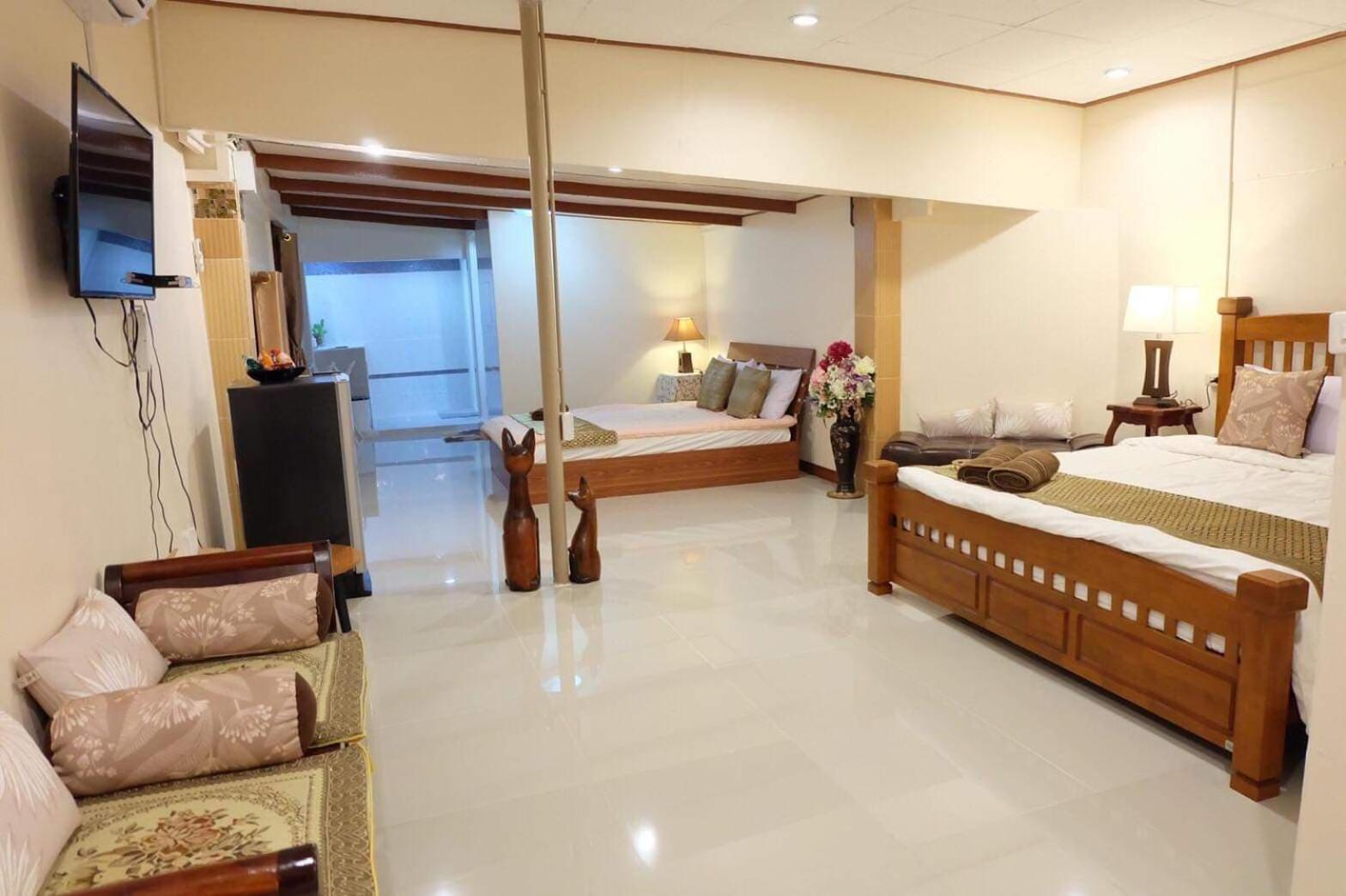 Family Room with Private Bathroom - Photo 2