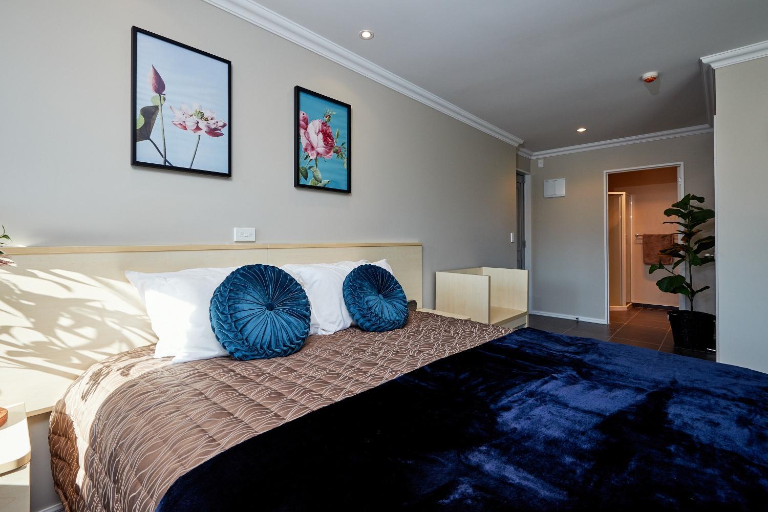 One-Bedroom Suite - Photo 11