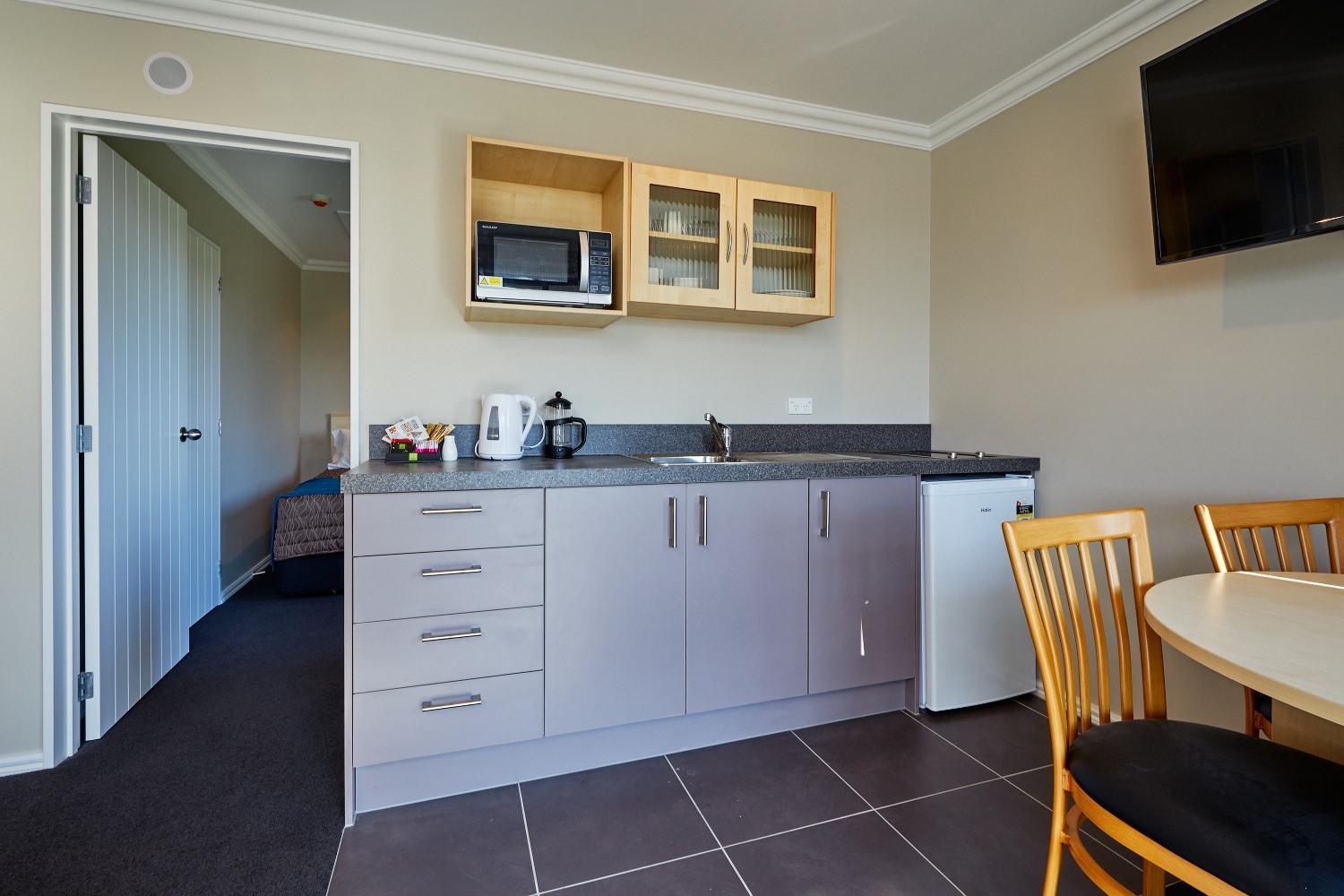 One-Bedroom Suite with Spa Bath - Photo 6
