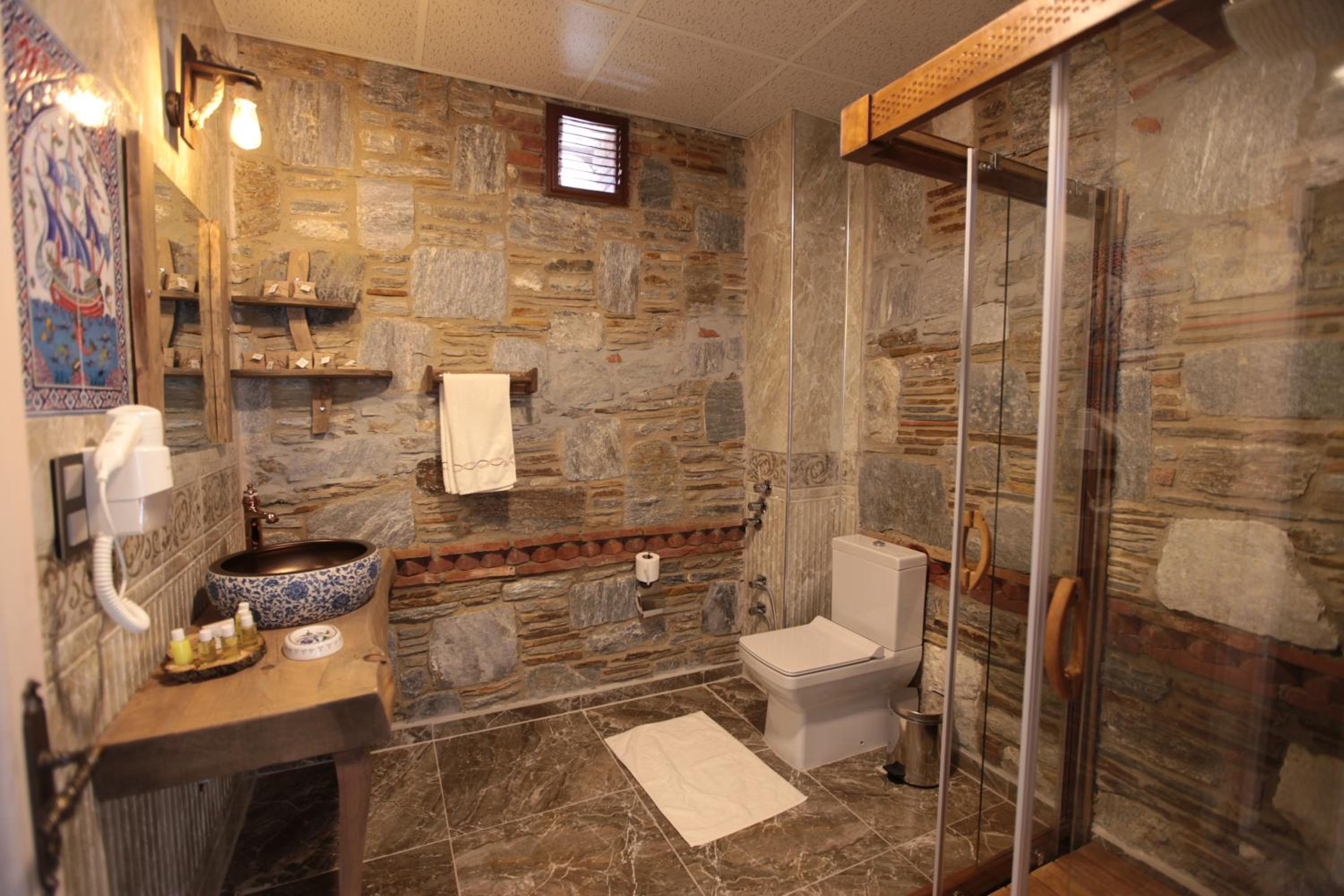 Suite with Hot Tub photo 2