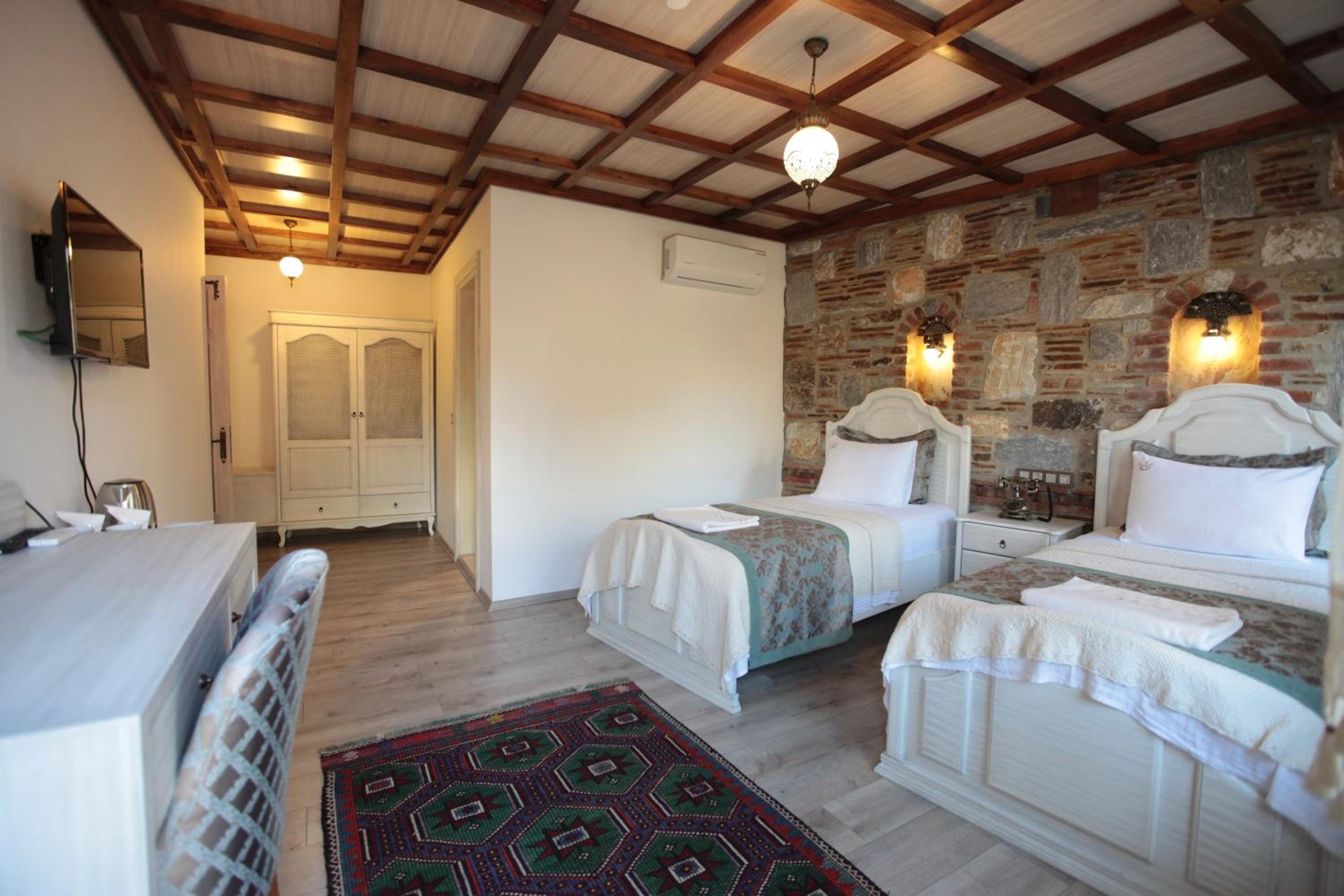 Large Twin Room photo 2
