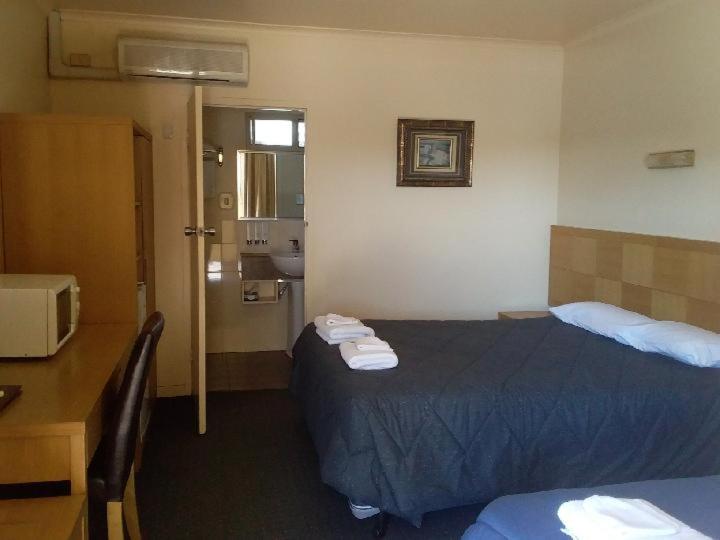 Standard Twin Room Pet Friendly  photo 3