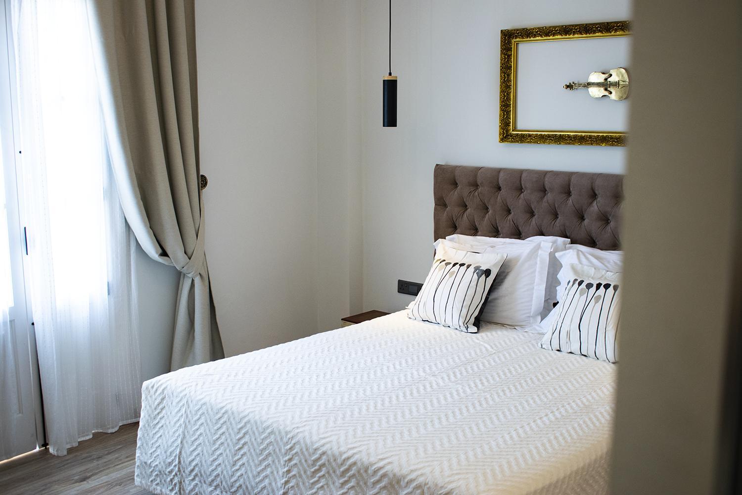 Deluxe Double Room with Balcony - Erato photo 2