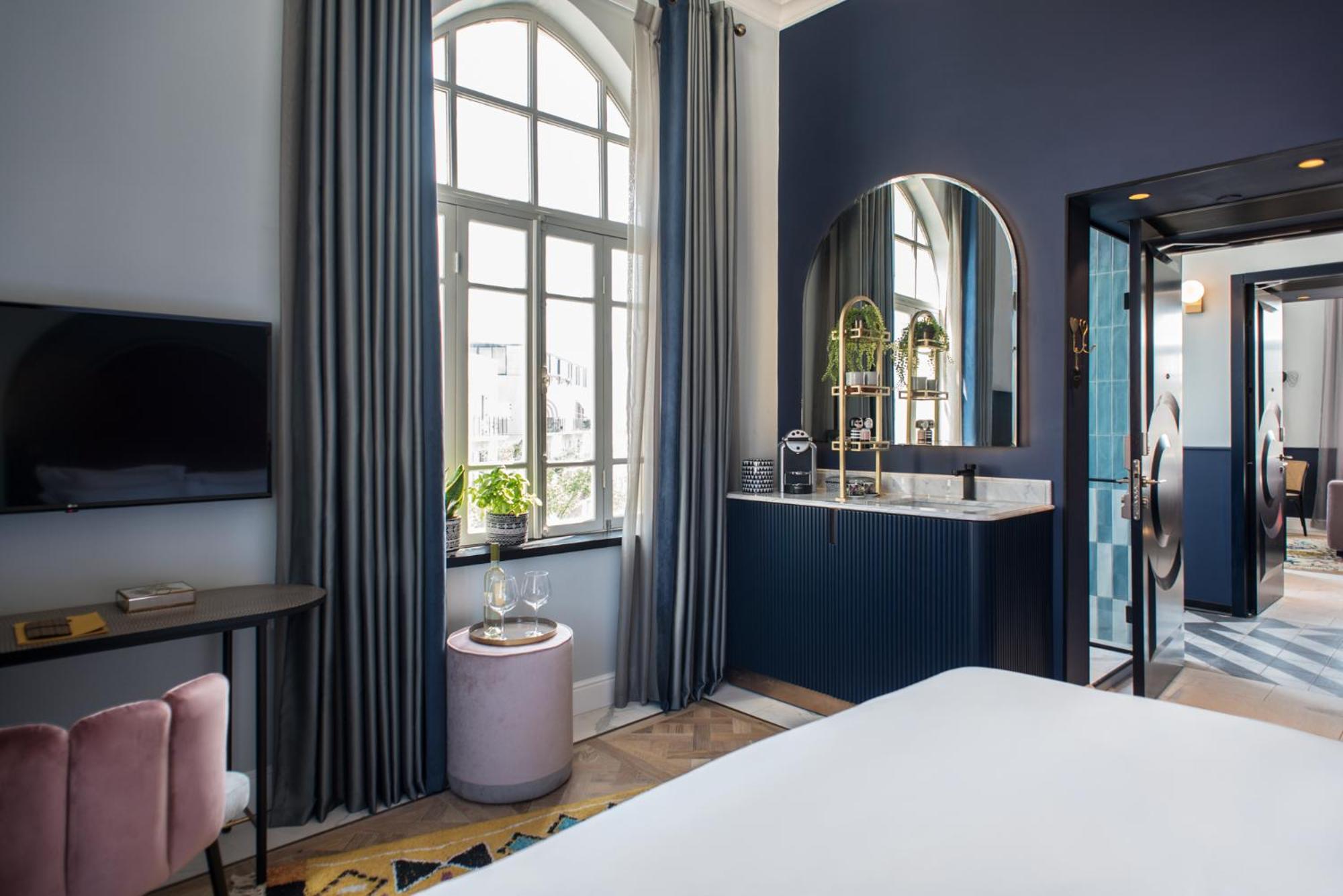 Deluxe Room - Photo 13