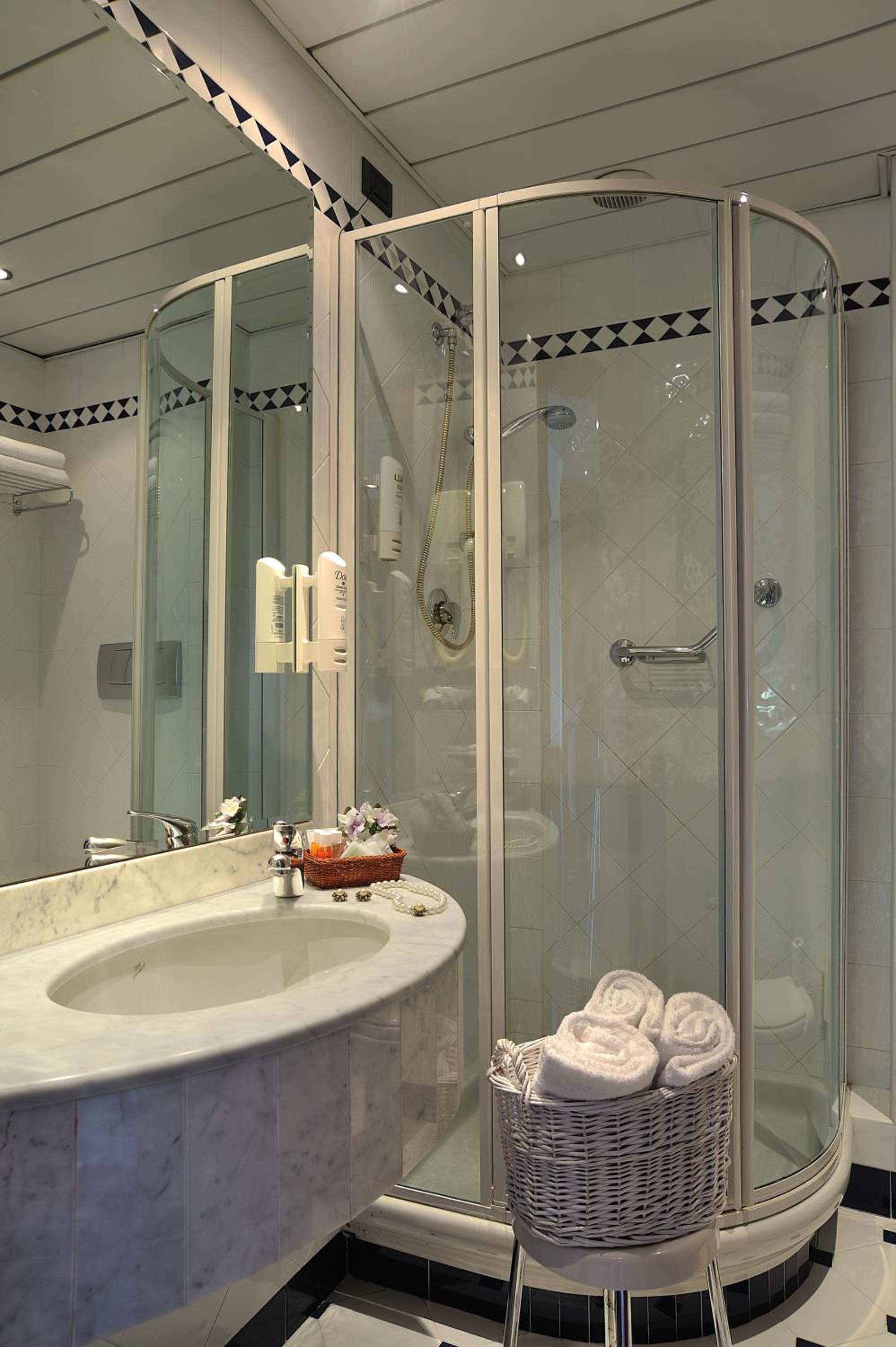 Double or Twin Room with Airport Transfer - Photo 6