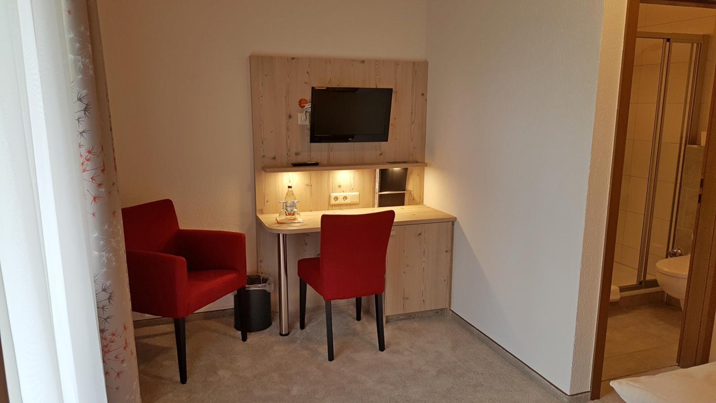 Double Room with Private Bathroom - Photo 10
