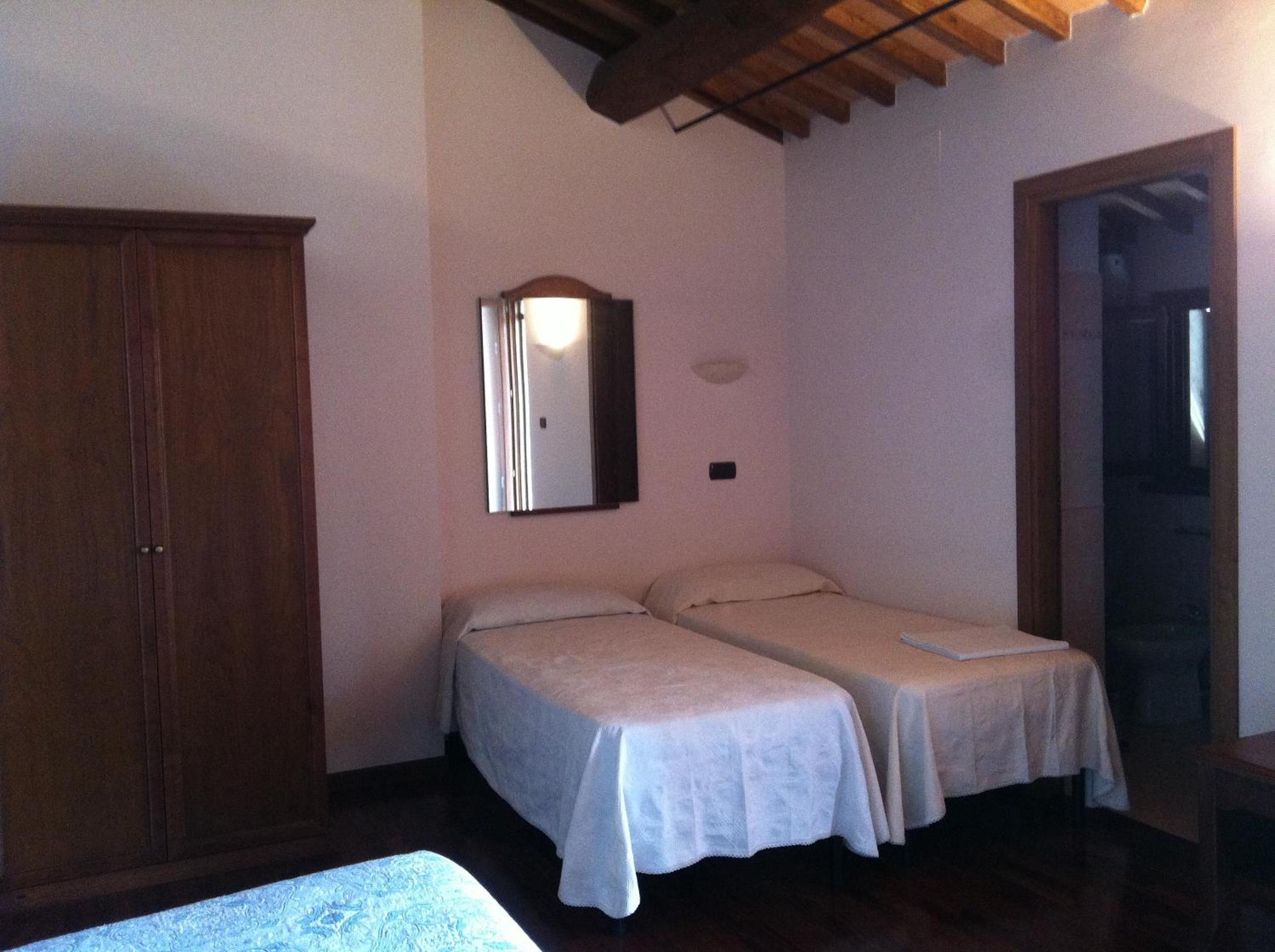 Quadruple Room with Balcony - Photo 4