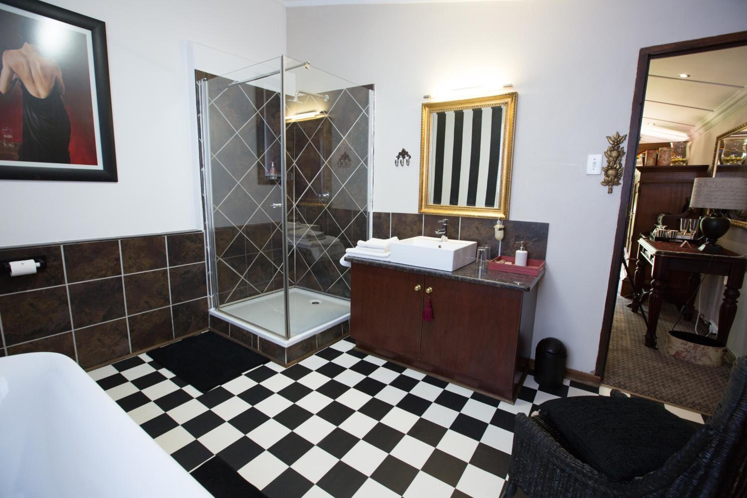 Executive Suite - Photo 4