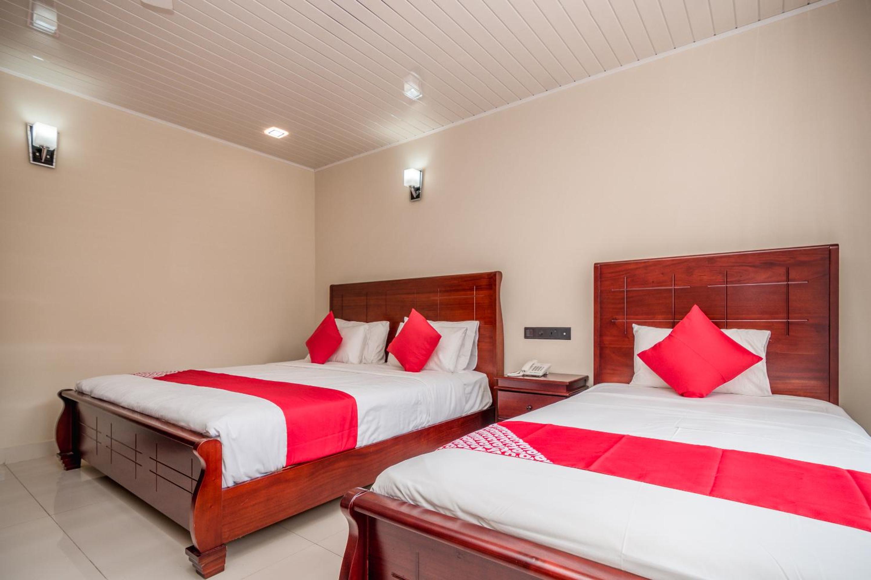 Deluxe Triple Room Free Pick Up from the Kandy City and Train Station photo 3