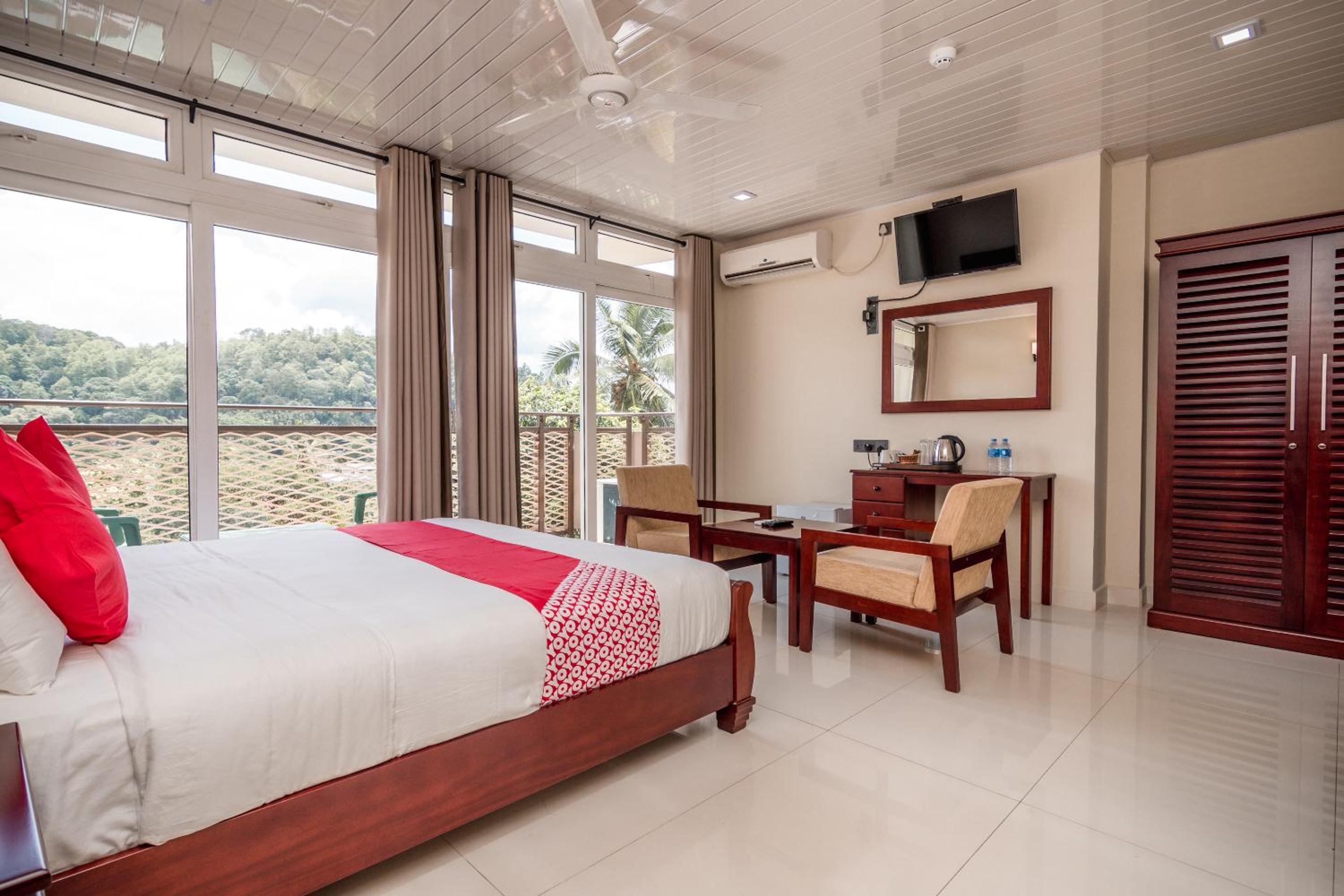 Deluxe Double Room with Free Pick Up from the Kandy City and Train Station photo 2