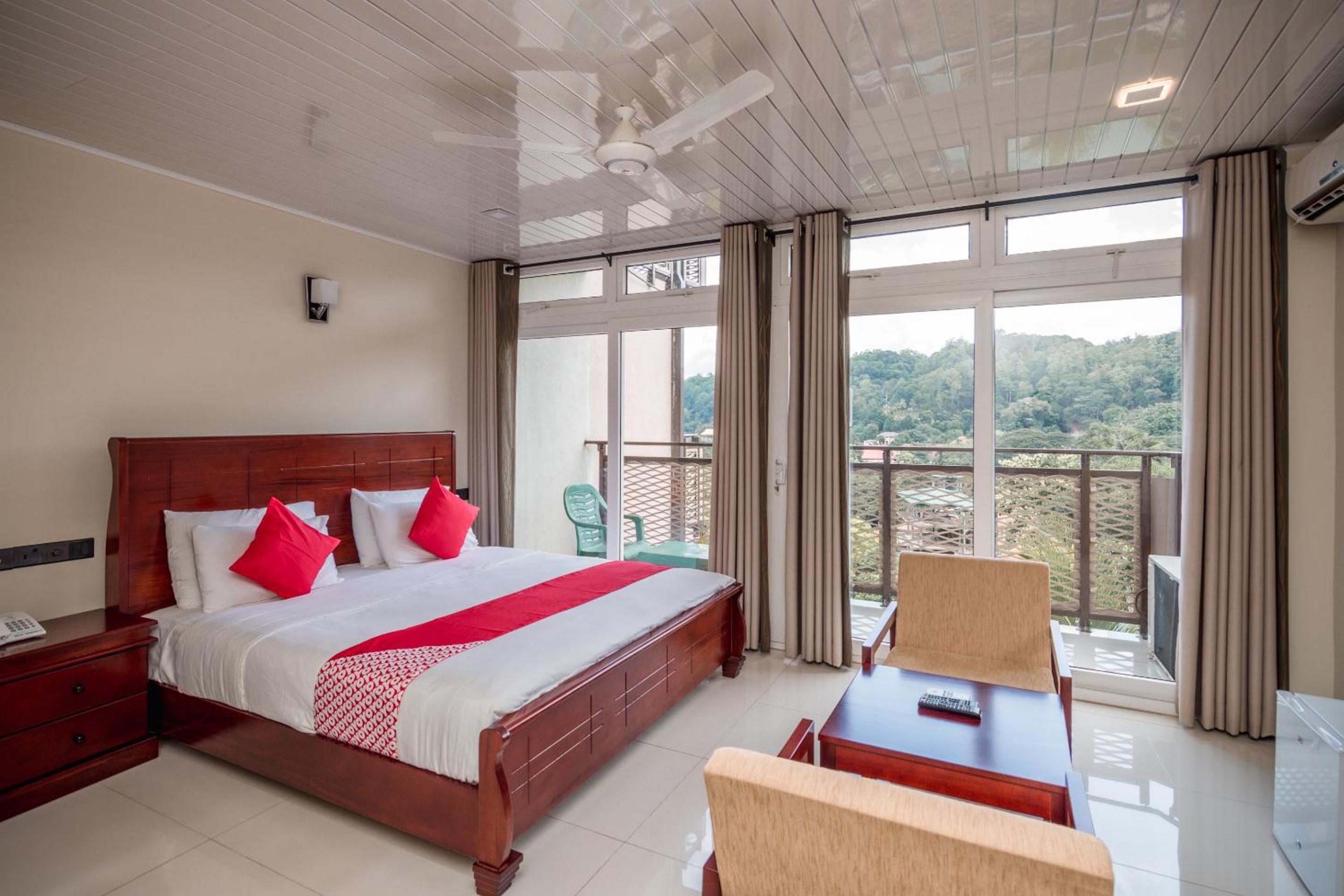 Deluxe Double Room with Free Pick Up from the Kandy City and Train Station photo 1