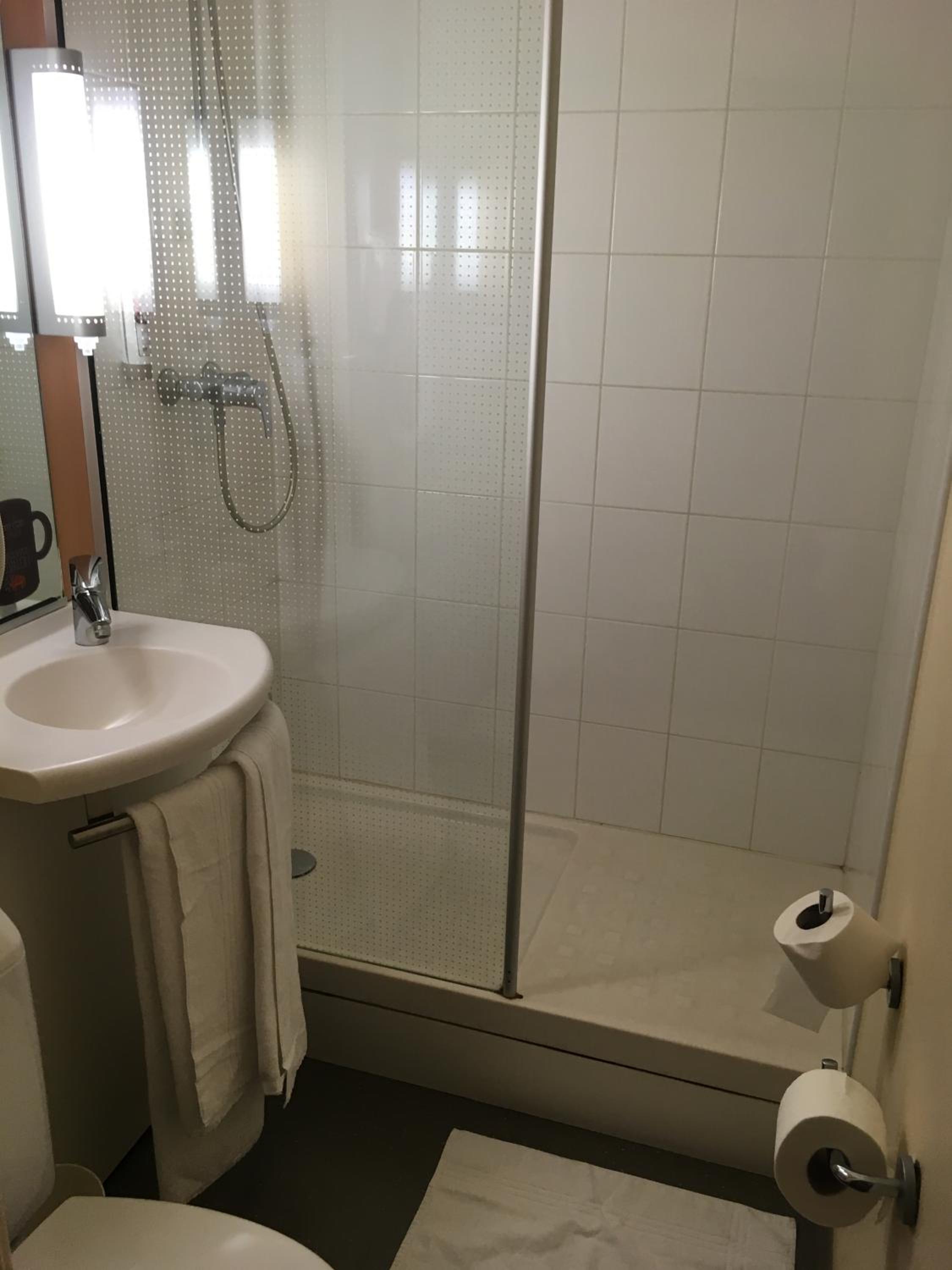 Standard Double Room - Photo 8