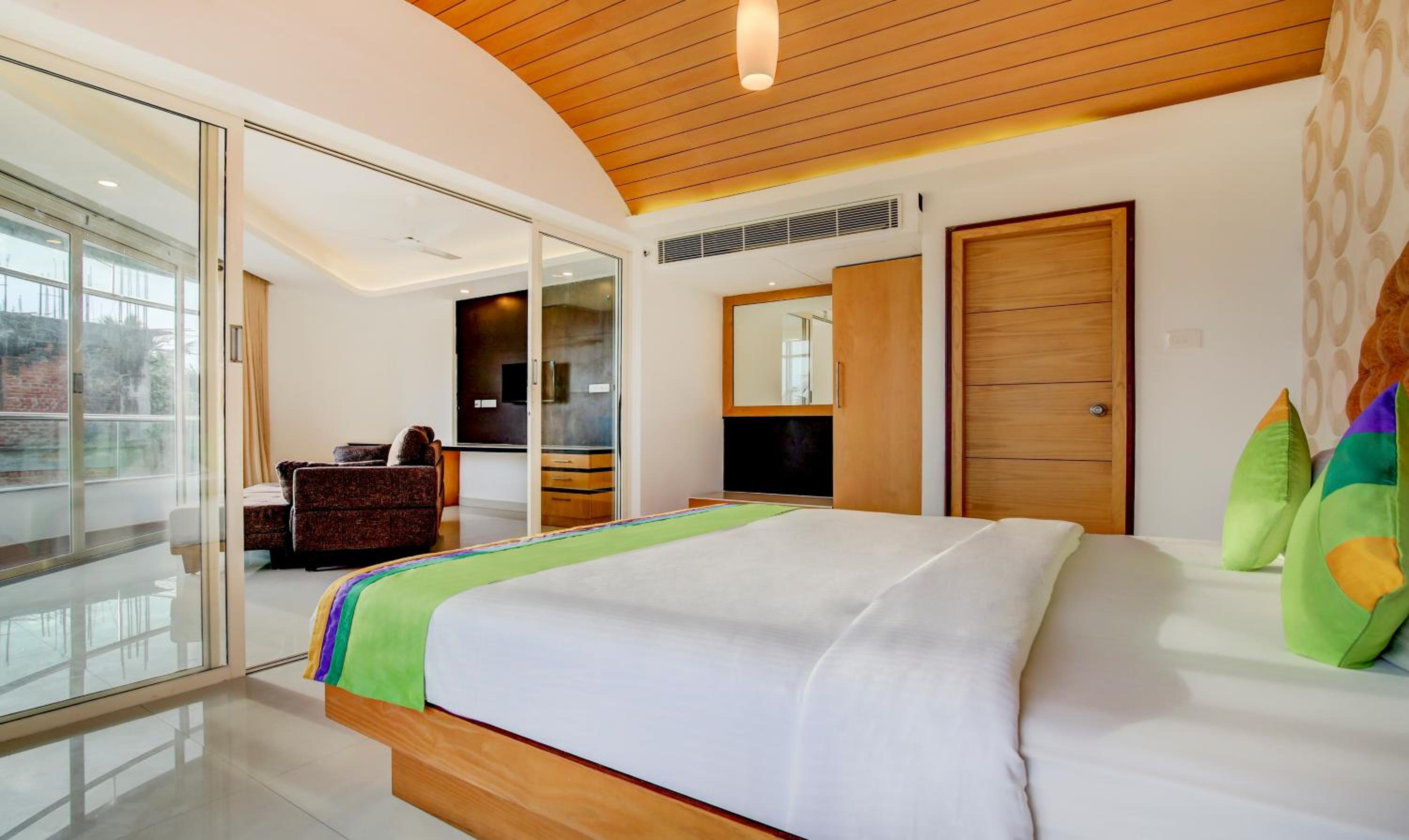 Suite with Balcony - Photo 12