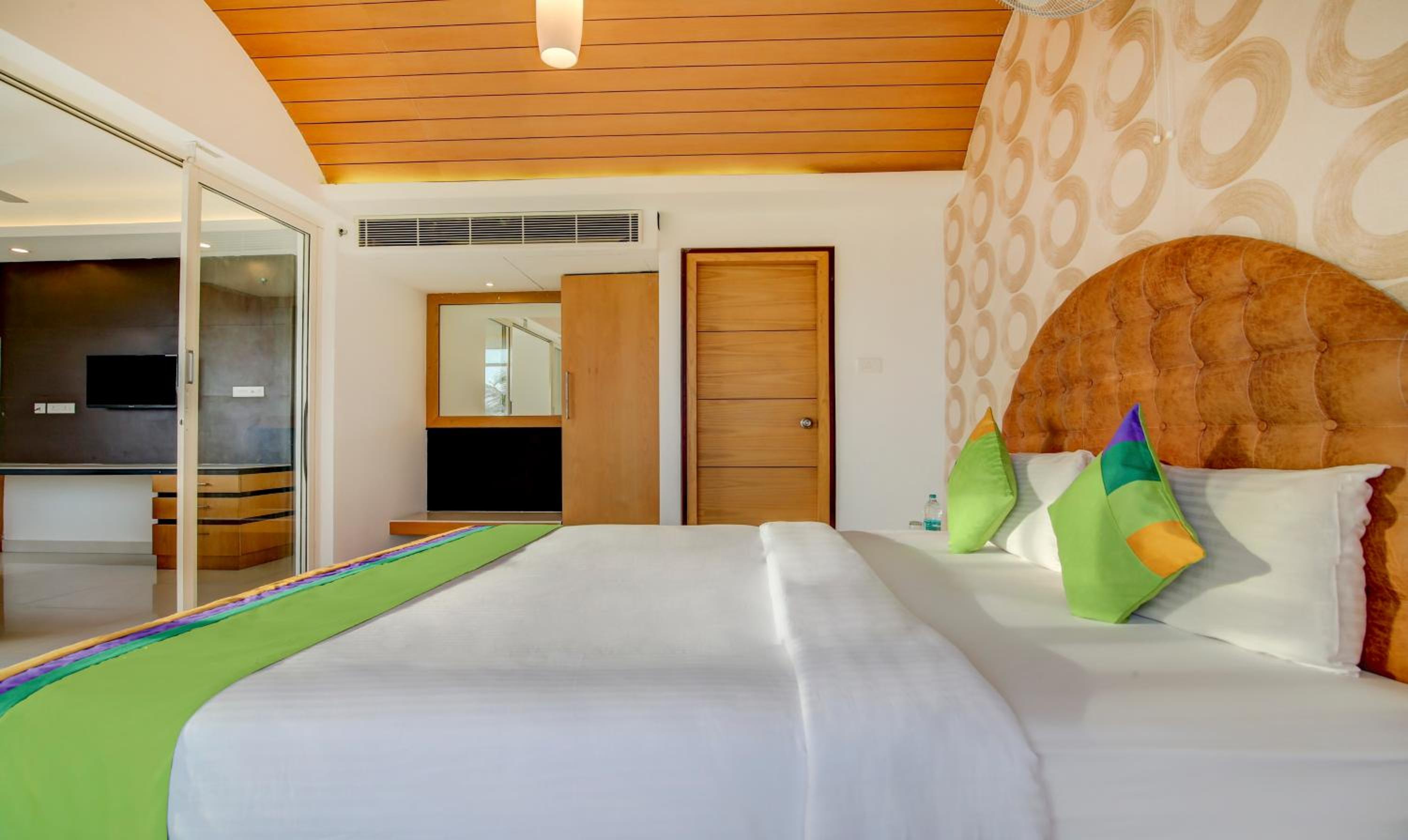 Suite with Balcony - Photo 13