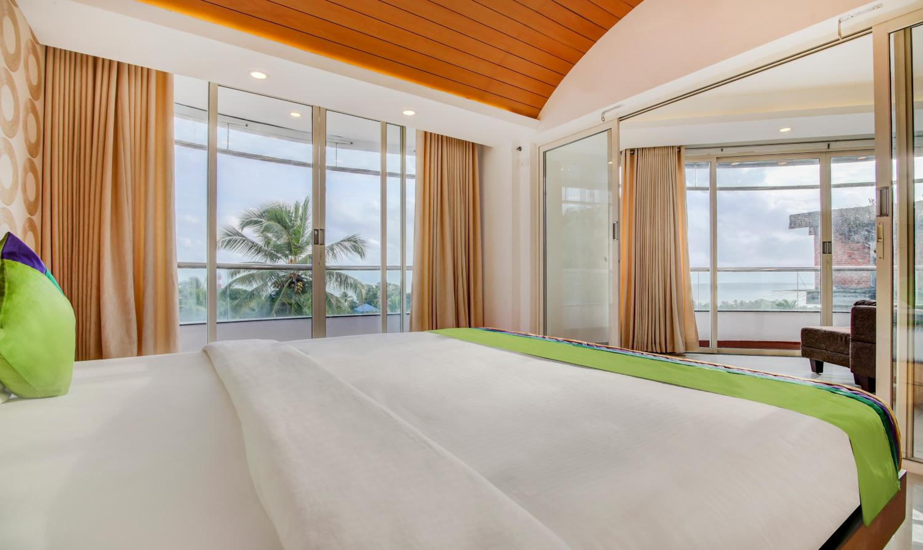 Suite with Balcony - Photo 10