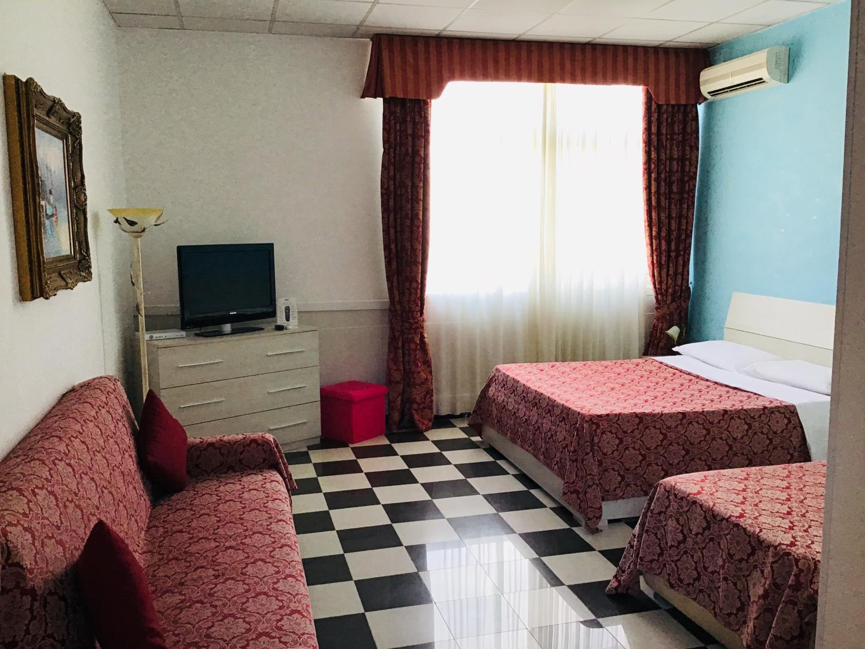 Quadruple Room - Photo 7