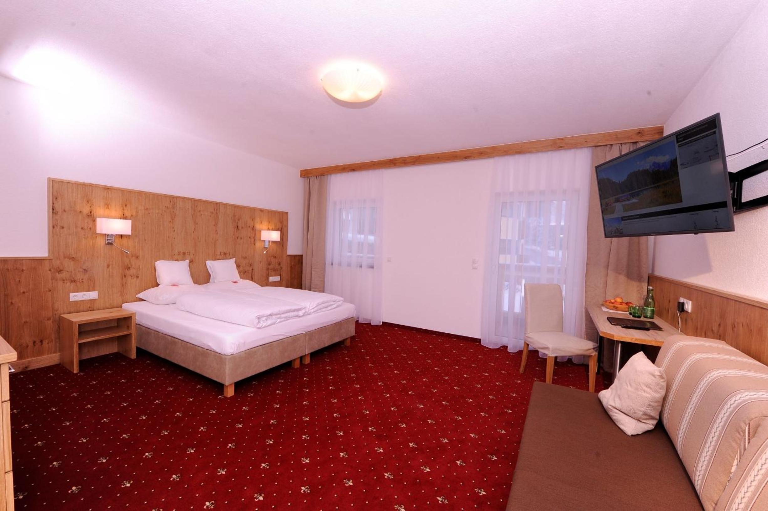 Double Room with Balcony - Photo 3