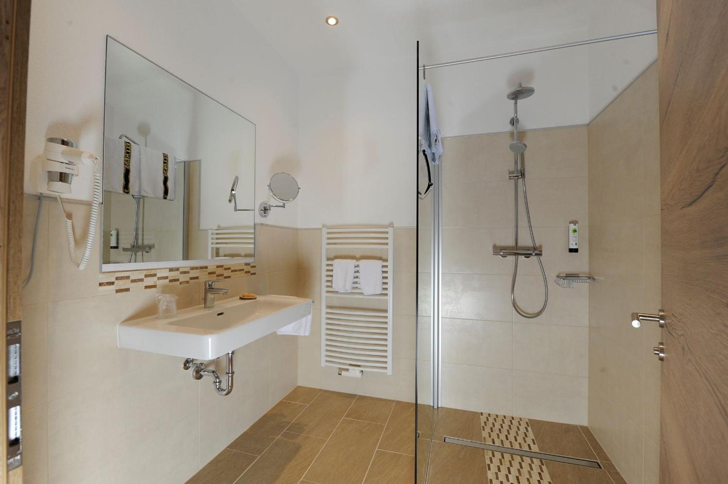 Double Room with Balcony - Photo 2