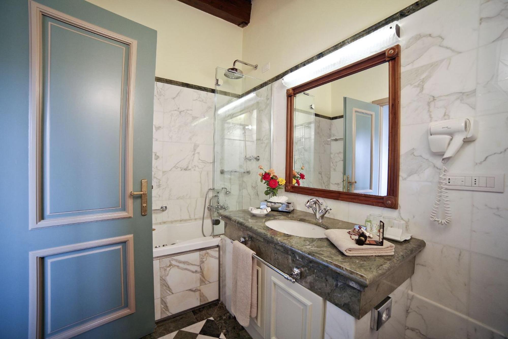 Superior Triple Room with River View thumbnail 6