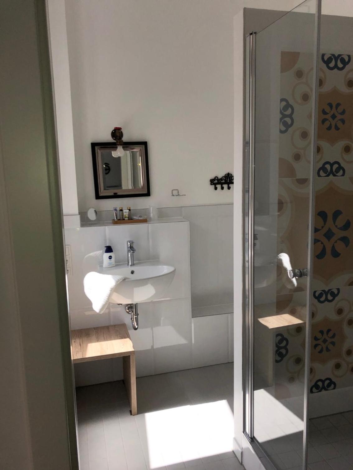 Large Double Room - Photo 2