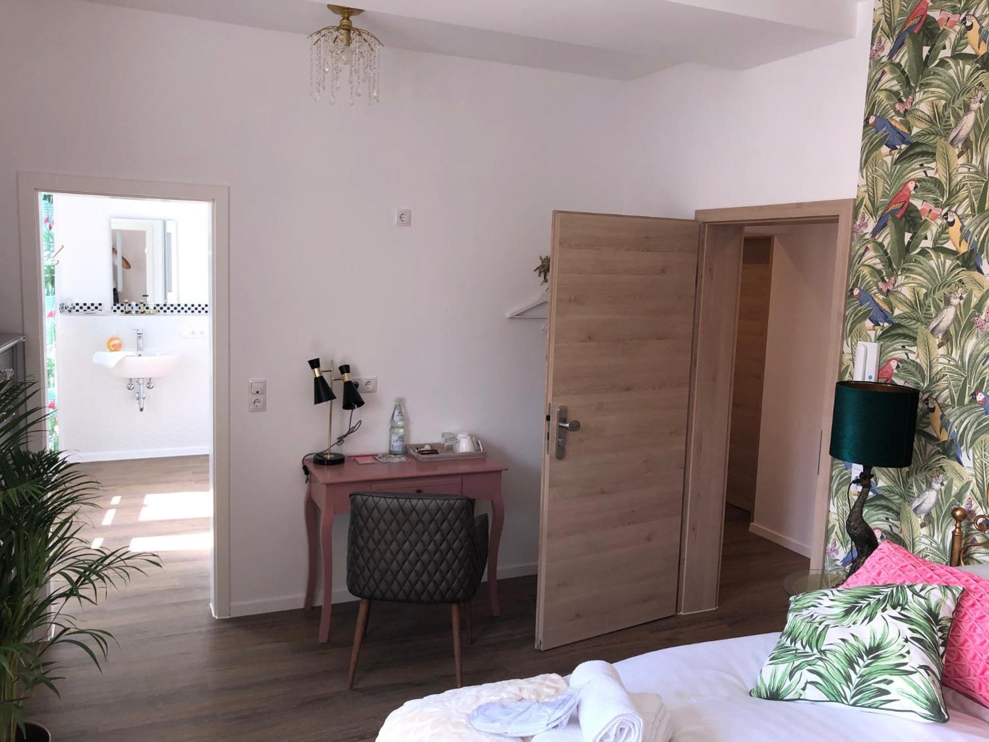 Large Double Room - Photo 3