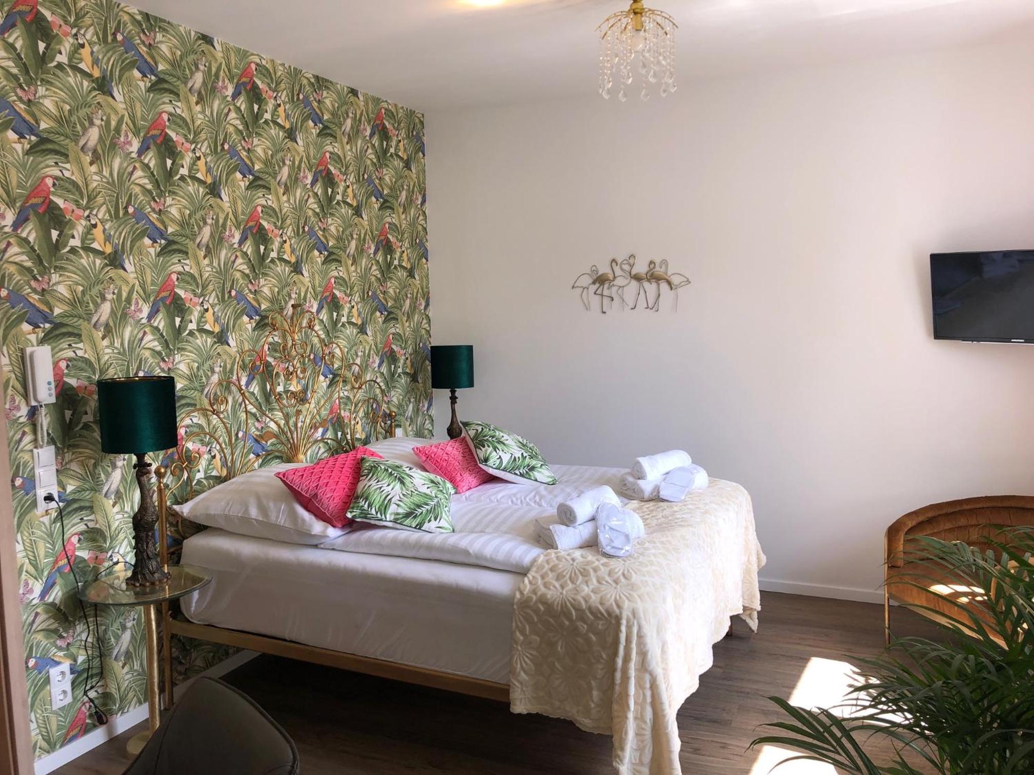 Large Double Room - Photo 4