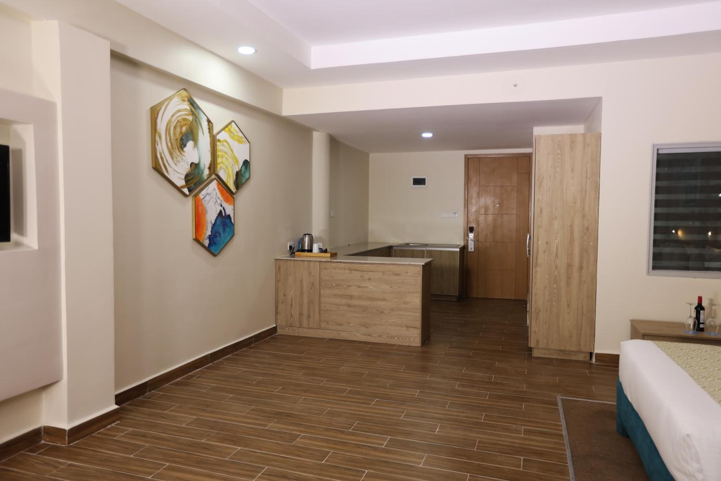 Suite - Photo 10