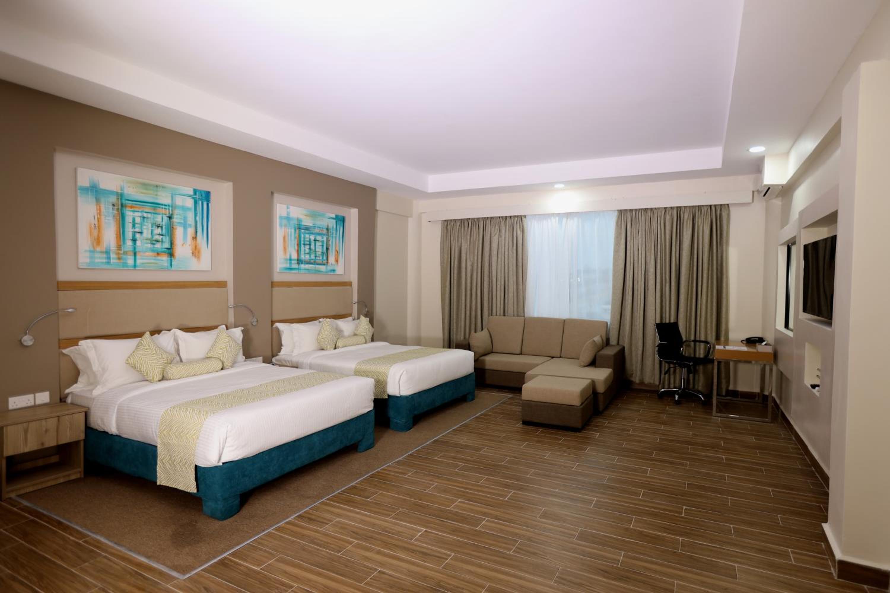 Suite - Photo 11