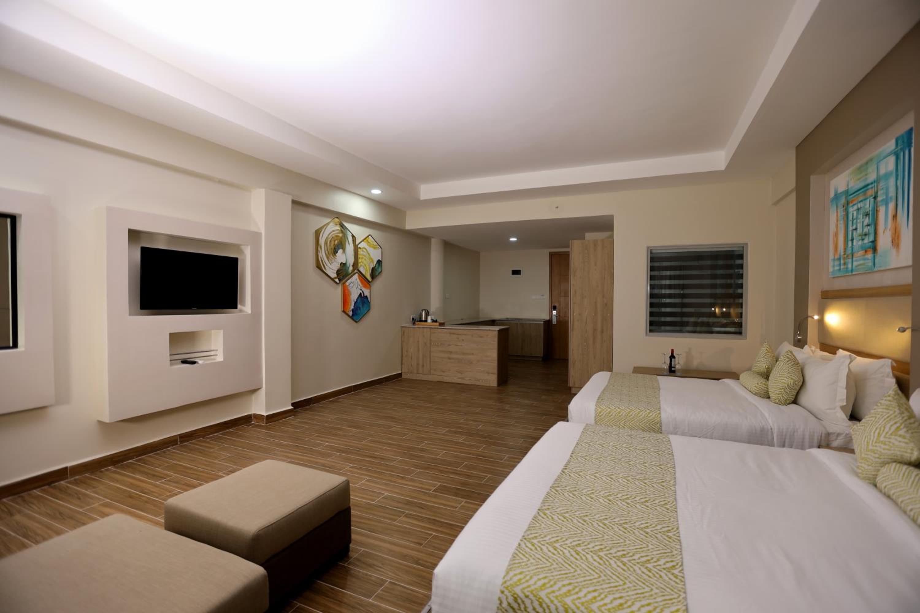 Suite - Photo 13