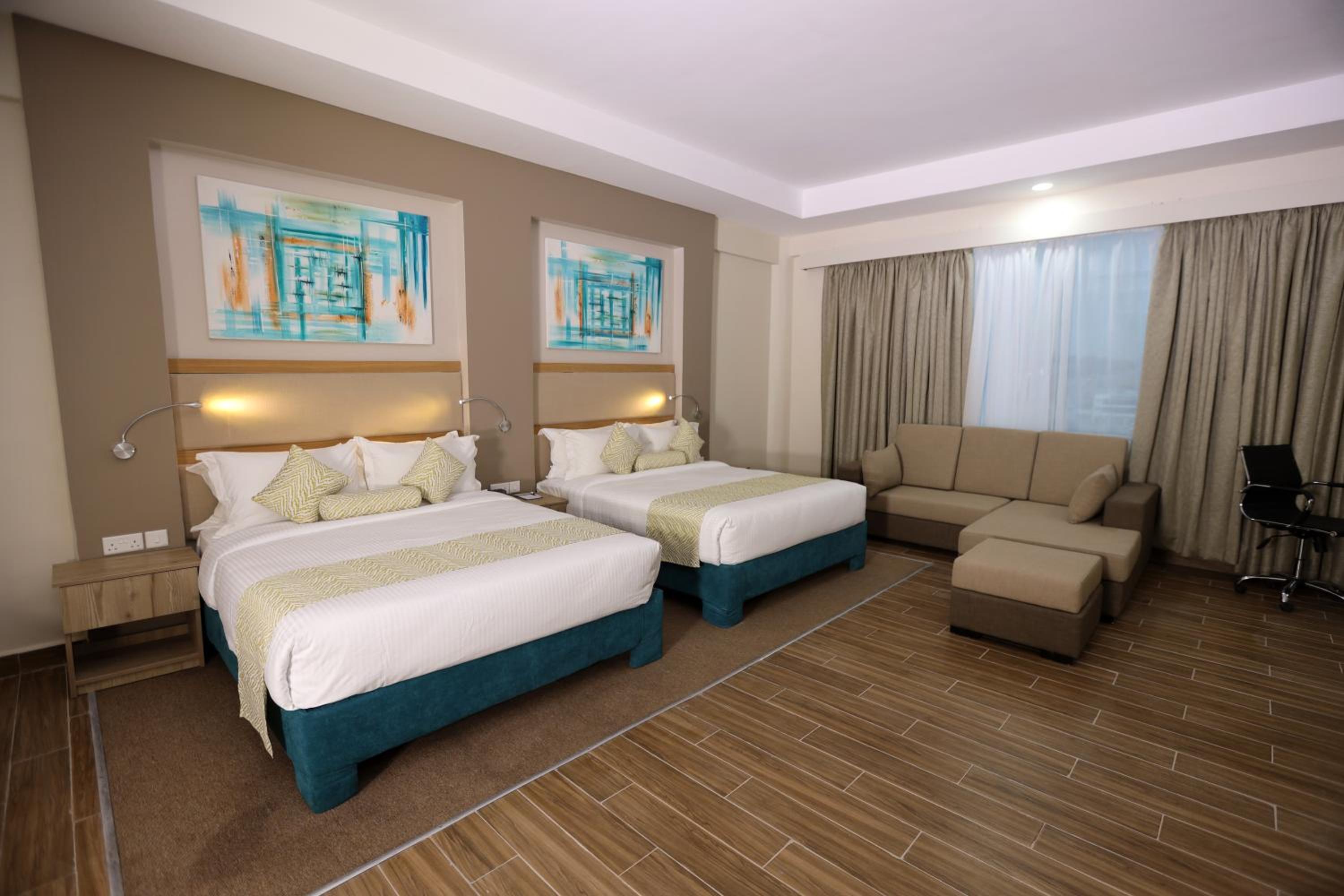 Suite - Photo 1