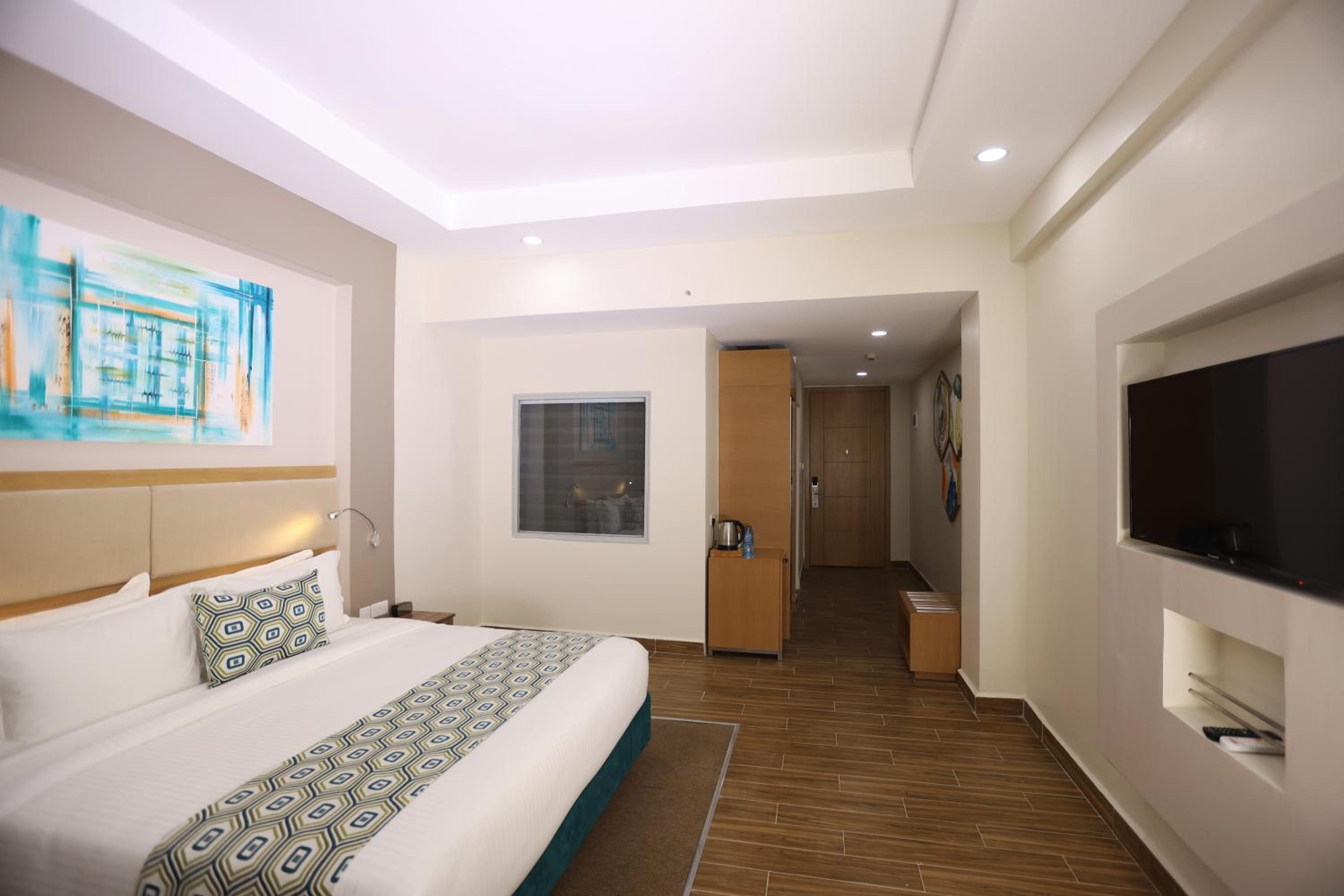 Deluxe King Room - Photo 7