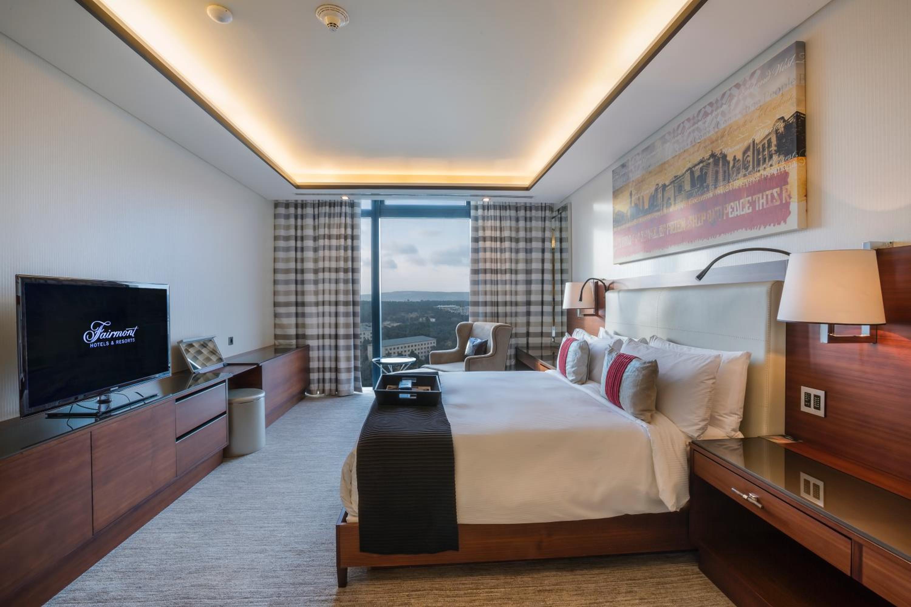 מלון פיירמונט באקו מגדלי הלהבה — Fairmont Gold One-Bedroom Suite City View