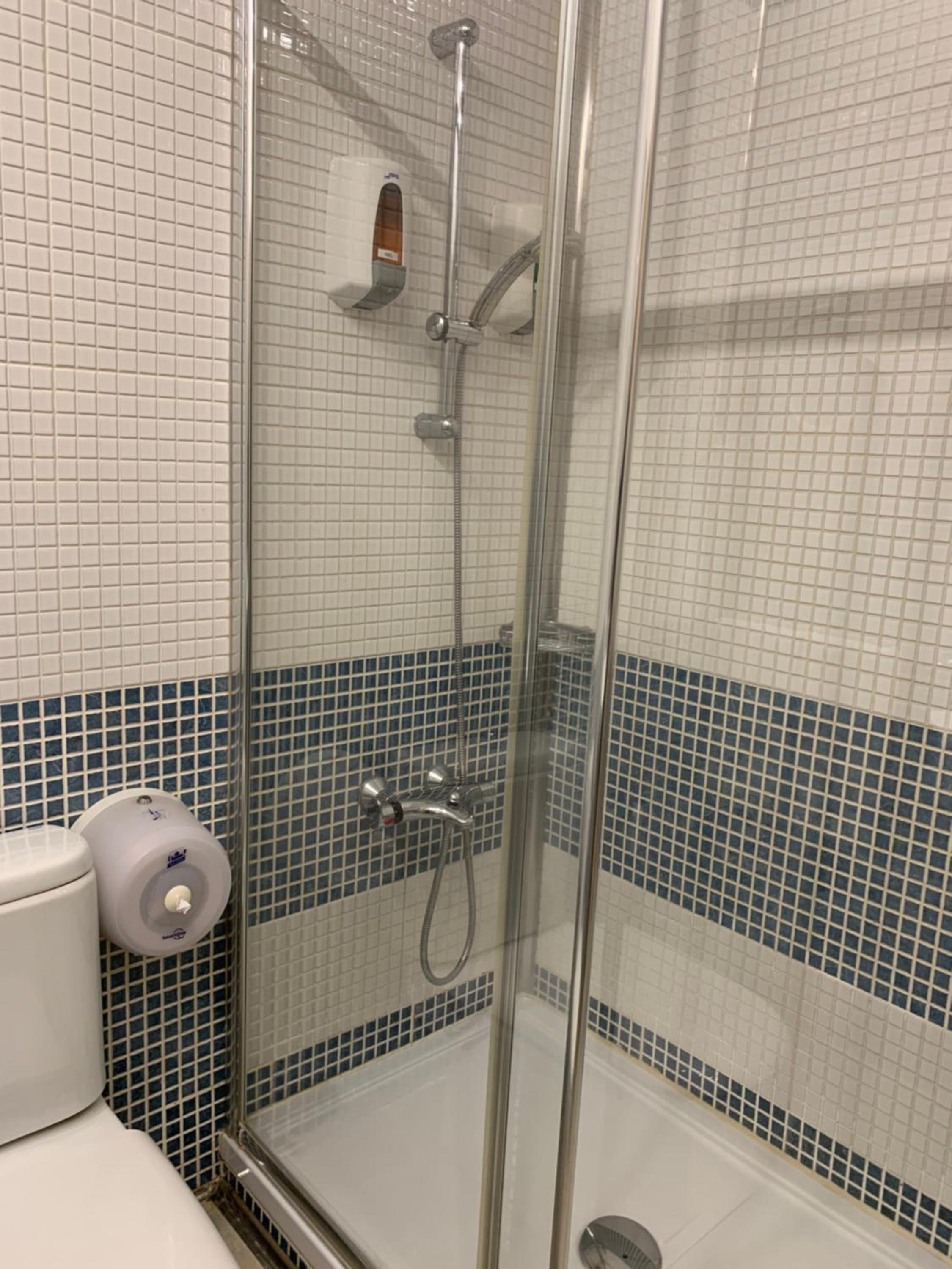 Twin Room with Private Bathroom photo 2